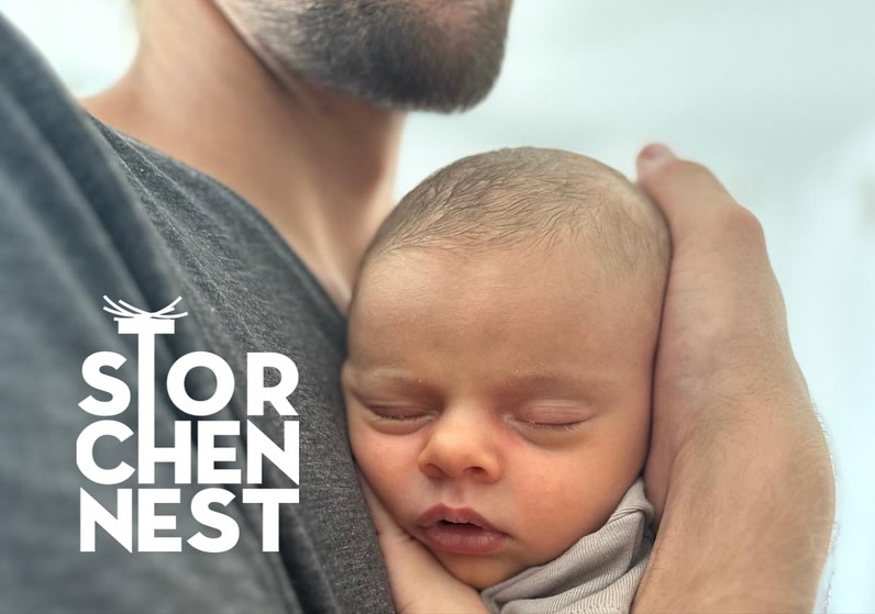 Babystube
Herzlich Willkommen
im Storchennest
Raum für Begegnung, Austausch und Sein
für frisch gewordene Eltern
mit ihrem Baby bis 8 Monaten
jeden 1. und 3. Mittwoch
zwischen 14 bis 16 Uhr mit flexiblem Kommen und Gehen
Infos/Daten unter www.storchenest.ch/babystube
ohne Anmeldung, Kosten 10.- Fr.
Die pädagogischen Leiterinnen haben ein offenes Ohr für individuelle Fragen.
Für Ihr leibliches Wohl
ist gesorgt.
#spielraumgrabs #kleinkind #sandbank #storchennest #kinder #freiesspiel #sandspiel #pikler #spielraum #grabs #werdenberg #Elternsein #wiegestube #kinderstube #spielgruppe #selbstbestimmtesspiel #elternkindgruppen
