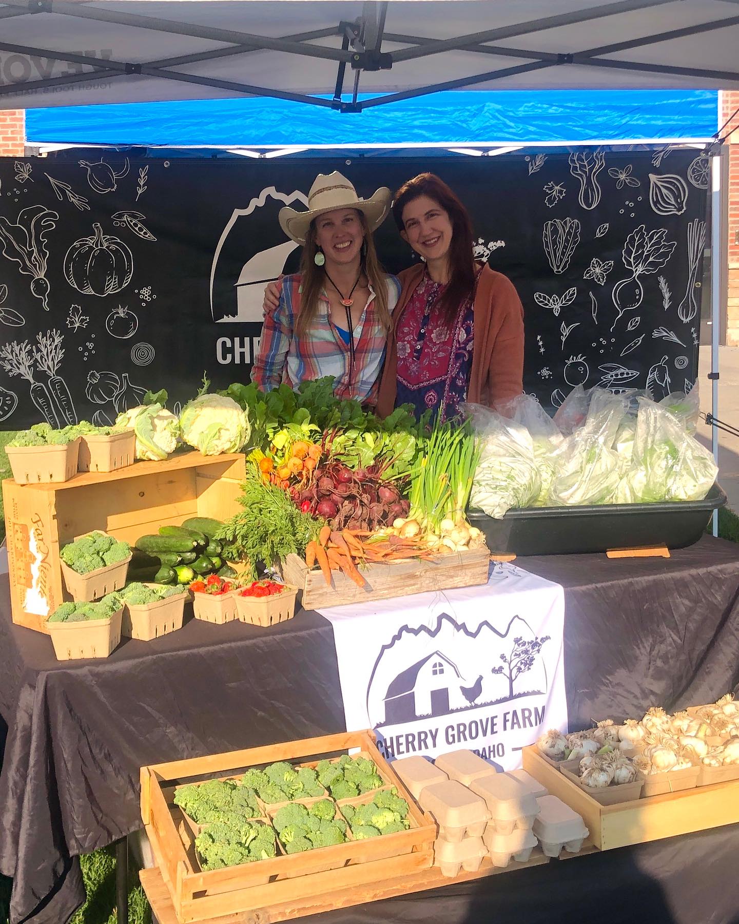 Sister visit! Was great to have her help at the farm and the market ❤️