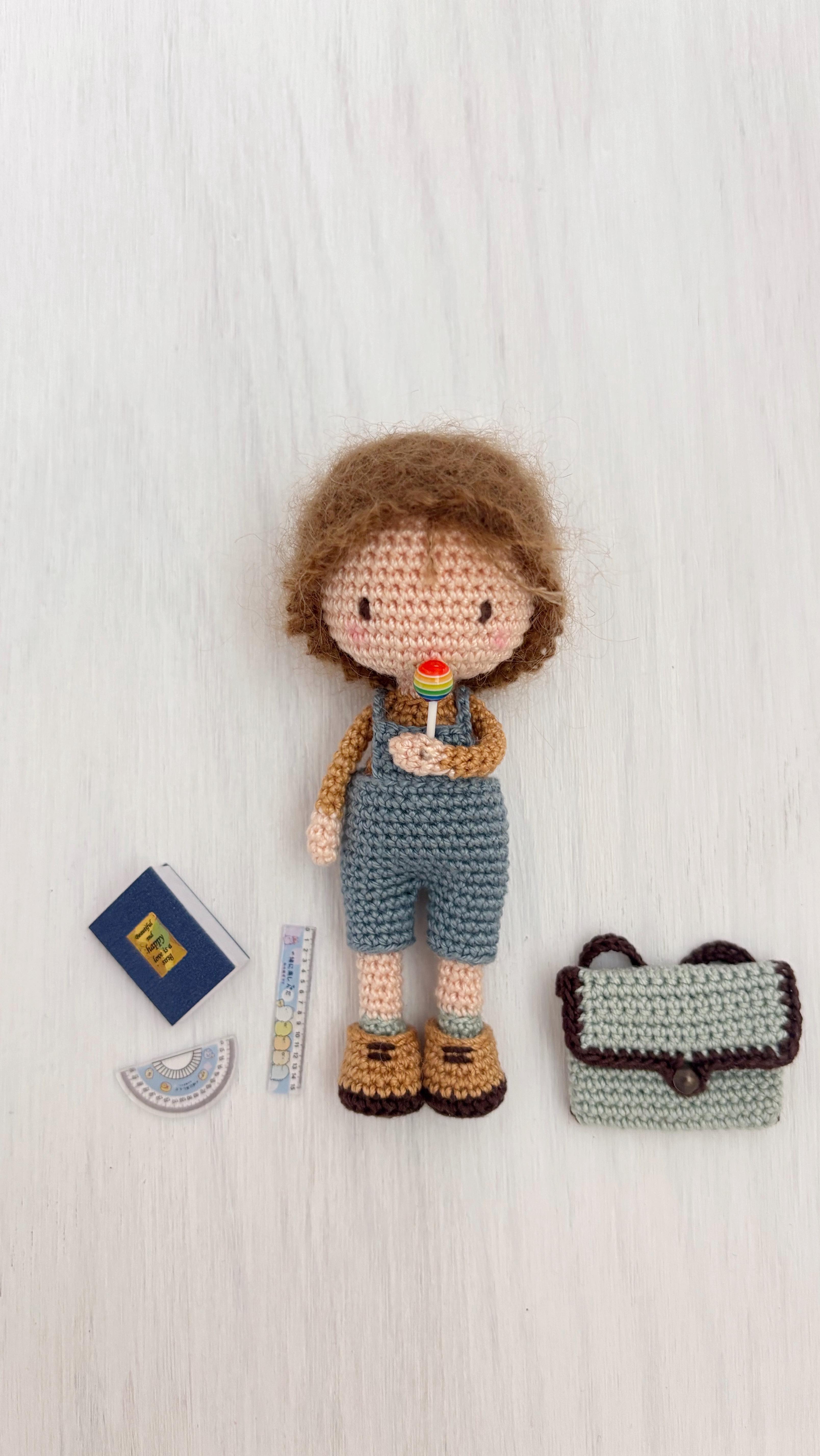 Mercredi joli 🍭📔✏️🩵
À quelques jours de la rentrée (DÉJÀ ??? Vous êtes prêts vous ?) Marcelin a décidé de préparer son cartable.
✔️ Son tutoriel est disponible dans ma boutique Etsy avec une petite promotion jusqu’à dimanche soir pour son lancement !
Quelques kits complets et le matériel pour le réaliser sont à retrouver dans la mercerie en ligne de @mariecerisecreations
#poupeecrochet #crochet #poupée #minipoupee #tinydoll #crochetdoll #lulucompotine #rentreedesclasses #vivelarentree #tutocrochet #crochetpattern #microcrochet #mariecerisecreations #häkelpuppe #muñecas