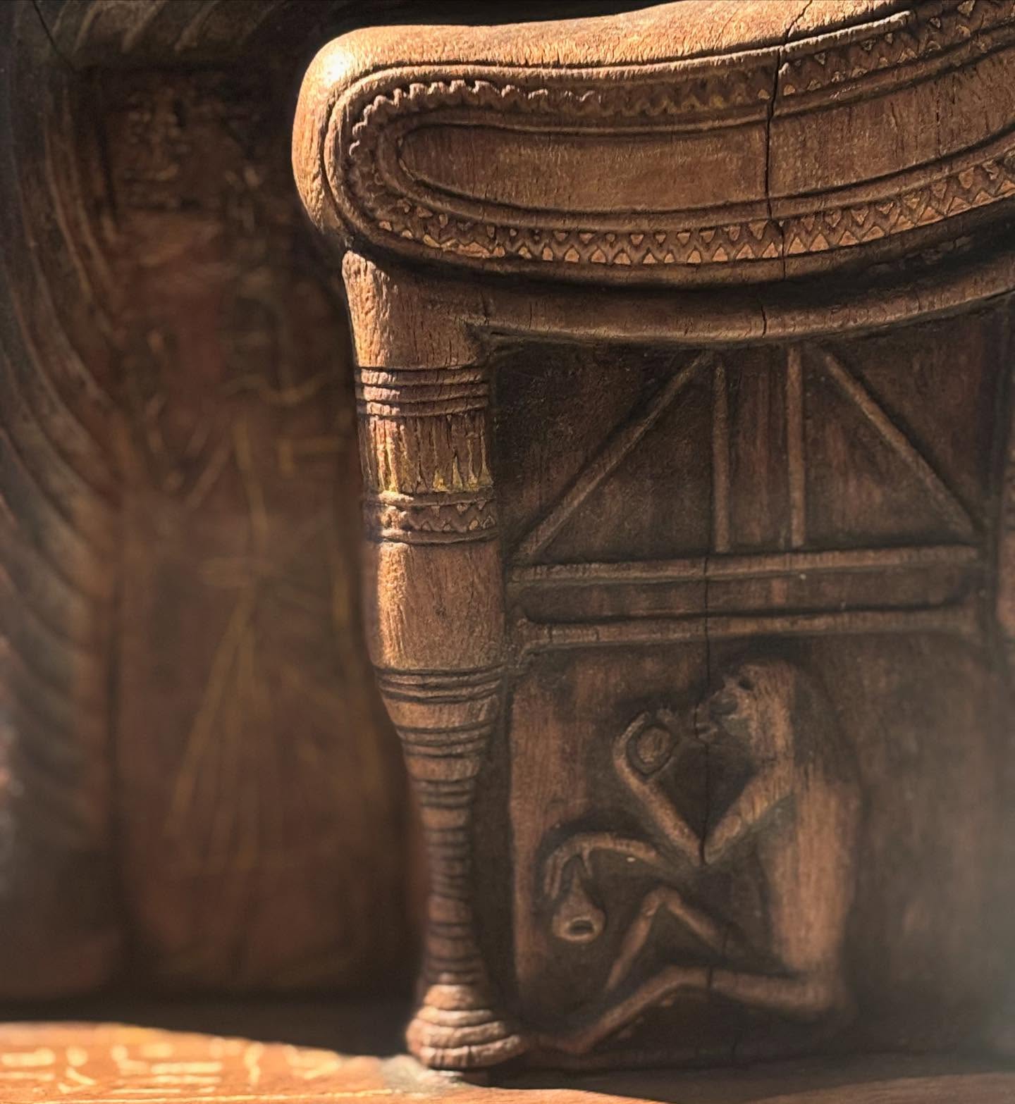 At Berlin's Neue Museum @museumsinselberlin I had of course to examine more closely one of my babies, the stunning wooden statue of Amenemope and Hunero. Note how much more detailed Hunero's chair is, guarding both her son and pet monkey.