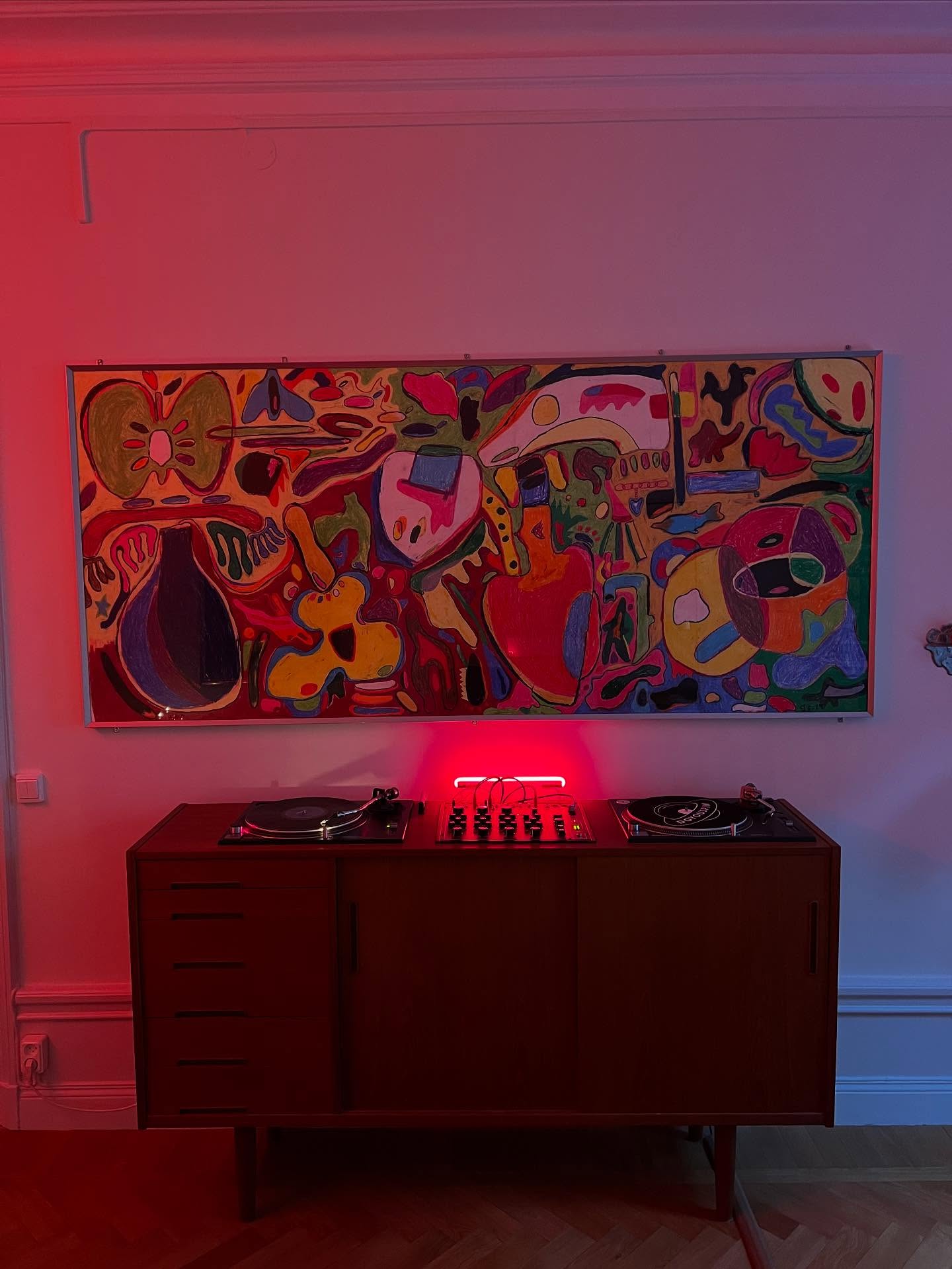 Level up your vibe with handmade neon lights⚡️Available now at doyouspin.net (link in bio).
In partnership with @josefiineklund