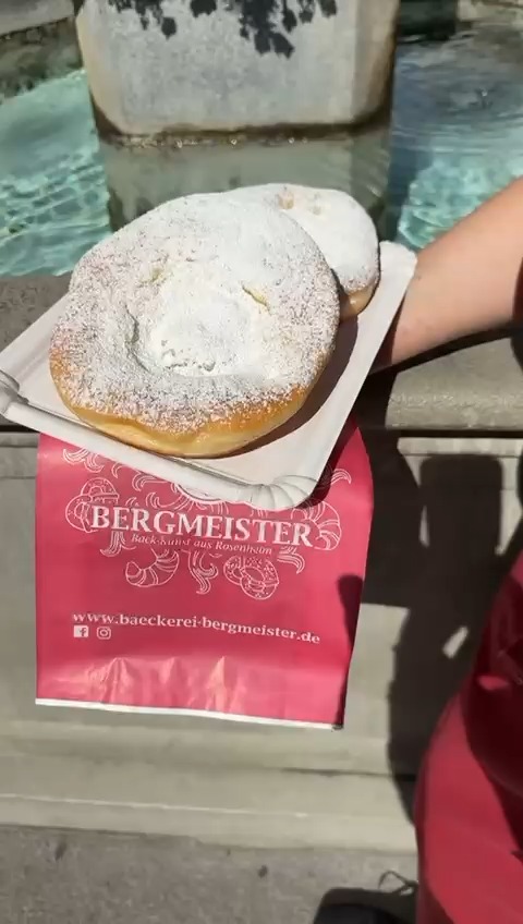 So lecker ist unser Herbstfest-Angebot!
Wir haben etwas ganz Besonderes für euch: **Zwei riesige BERGMEISTER Auszogne zum Sparpreis** ! 🌟
Egal, ob ihr nach dem Feiern einen süßen Snack braucht oder einfach nur Lust auf doppelt so viel Genuss habt!
Holt euch **zwei Stück für nur 5,80 €** und genießt den unverwechselbaren Geschmack, der die Herbstfestzeit noch schöner macht! 🍁✨
Natürlich gibt´s unsere frischen Auszognen nicht nur in Rosenheim, sondern auch in jedem unserer BERGMEISTER Fachgeschäfte.
Wir freuen uns auf euren Besuch und wünschen euch eine super Wies´n!
Euer BERGMEISTER Team 🍰❤️
#bäckereibergmeister #bergmeister #leckerschmecker #handwerk #handwerkskunst #auszogne #ausgezogene #auszogene #herbstfest #herbstfestrosenheim #bäckerei #genuss #rosenheim #kolbermoor #stephanskirchen #schlossberg #wasserburgaminn #wasserburg #neubeuern #badfeilnbach #feilnbach #rohrdorf #thansau