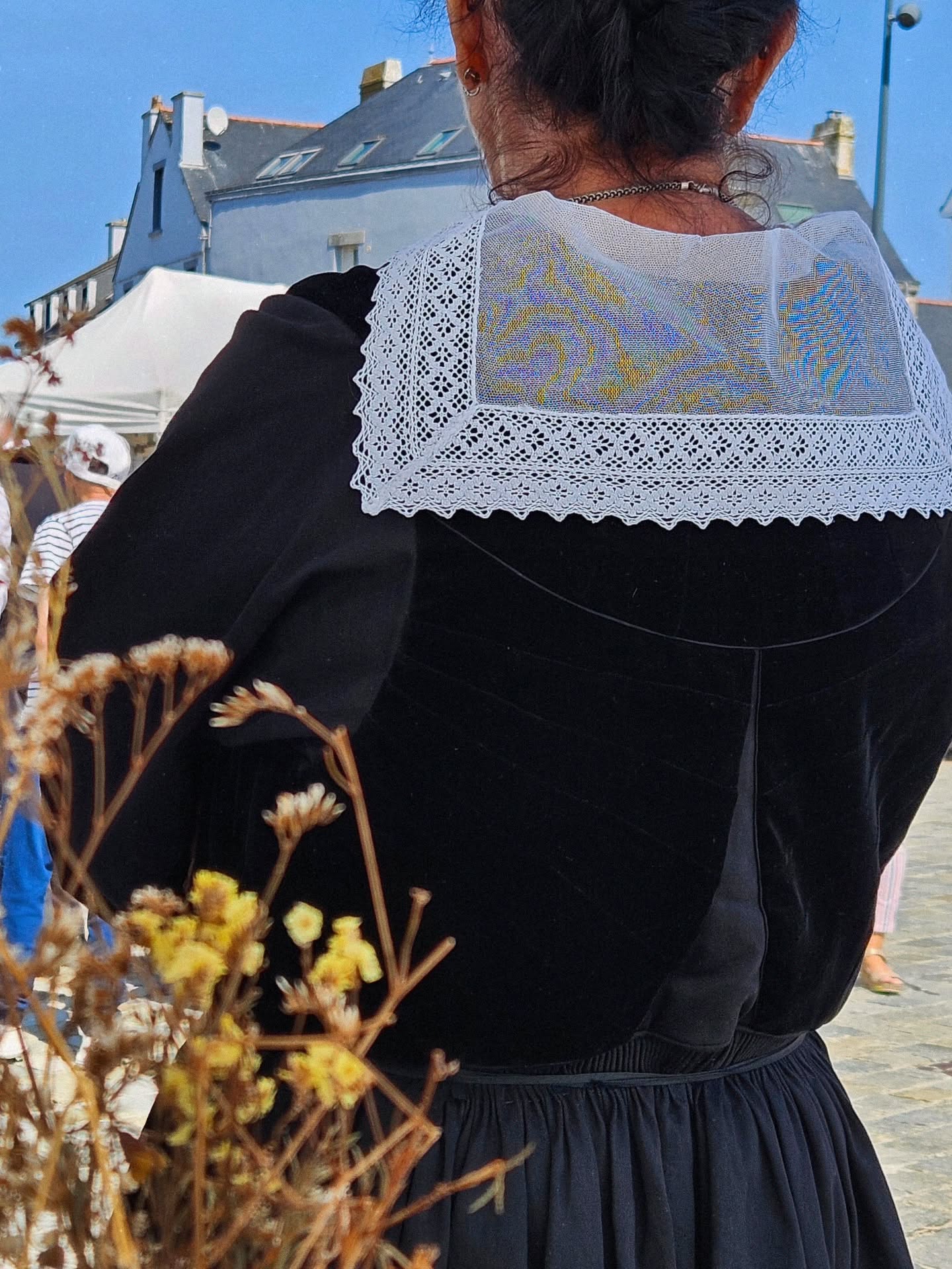 🤍 Du local, du pur beurre 🖤
🫶🏻 À l'image de ces bretonnes, de leurs magnifiques costumes brodés et de leurs danses, les créations que je réalise à la main dans mon atelier de Quiberon sont aussi locales que que notre folklore et notre patrimoine culturel.
🎶 Un grand merci encore pour cette journée et ce moment hors du temps bercé par ces musiques et ces ignitiations aux danses bretonnes.
🤌🏻 Un grand merci aux organisateurs de cet événement à port Maria et aux échanges sur nos stands avec toutes ces personnes.
#portmariaquiberon #bougiefleursséchées #bretagne #quiberon #bzh #sea #morbihan #food #bougiefleursséchées #bougieartisanale #bougies #shell #bougieartisanale #artisanat #faitmain #bretonne #soywax #ciredesoja #suspensionsparfumées #frangrancesnaturelles ##fragrancedegrasse #villedequiberon