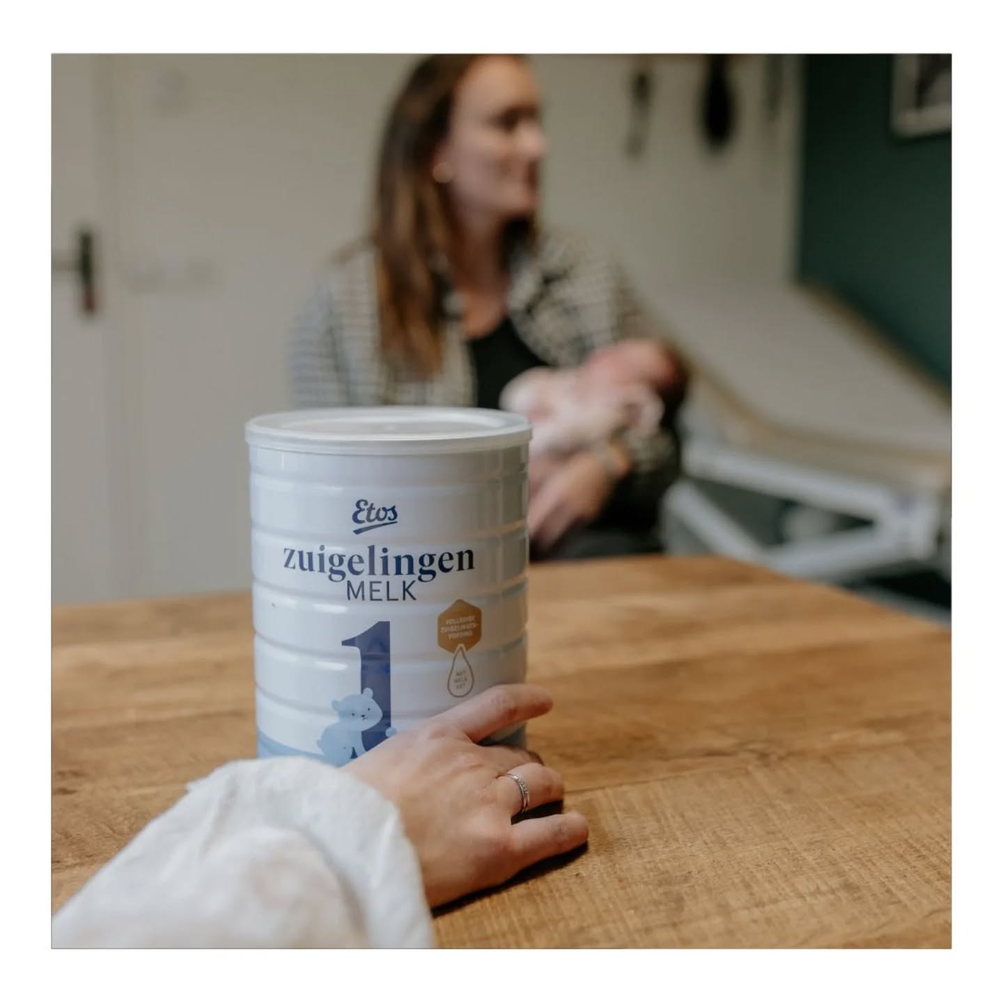 🖤 VITAMINE K&D 🖤
Tijdens de zwangerschap krijgt de kleine via de navelstreng en placenta alle voeding die hij of zij nodig heeft 💪🏼 Echter worden niet alle belangrijke stoffen voor ná de bevalling hierbij voldoende doorgegeven, zoals onder andere vitamine K.
Vitamine K is nodig voor de bloedstolling, een tekort hieraan kan leiden tot inwendige bloedingen🩸 Om dit te voorkomen, raden we aan om de eerste vier maanden vitamine K bij te geven.
Hoe wordt het gegeven?
• Na de bevalling kunnen wij een aantal vitamine K druppels in het mondje van de kleine druppelen voor de eerste week ☺️
• Geef je borstvoeding? Dan geef je vanaf dag 8 elke dag druppels bij, deze kan je bijvoorbeeld kopen bij de drogist. Het aantal druppels verschilt per merk, dus check de verpakking voor de juiste dosering 👩🏼🍼
• Geef je kunstvoeding? Dan heeft de kleine geen extra vitamine K nodig als hij/zij >500ml per dag drinkt, omdat vitamine K aan de voeding is toegevoegd! 🍼
Vitamine D is belangrijk voor de opbouw van sterke botten en tanden 🦴 Baby’s en kinderen krijgen nog weinig zonlicht, daarom is aanvulling belangrijk in de eerste vier jaar. Ongeacht borst- of kunstvoeding start je ook deze vitamine vanaf dag 8! ☀️
Druppel de vitamines vóór de voeding via een lepel of pipetje direct in het mondje van je baby, zo weet je zeker dat de kleine alles binnenkrijgt 👶🏻 Heb je vragen hierover laat het ons dan zeker weten! 🥰
Liefs,
Team ZOË