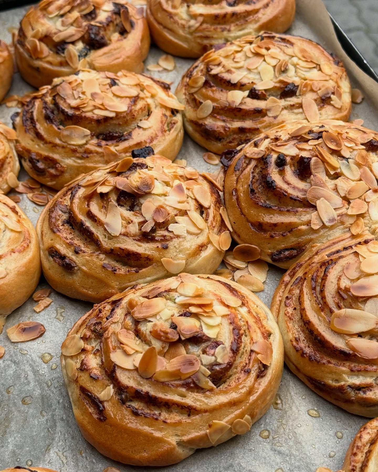 Vis dažniau malūno ir @bundu.bakery vitrinose sutiksite šias naujas bandeles – puri mielinė tešla susukta su varške, pistacijomis ir džiovintais vaisiais 🤤
Ar jau spėjote paragauti? ☺️
Stengiamės, kad jų netrūktų kasdien, tačiau jei norisi būti tikriems – visada galite rezervuoti telefonu 📞