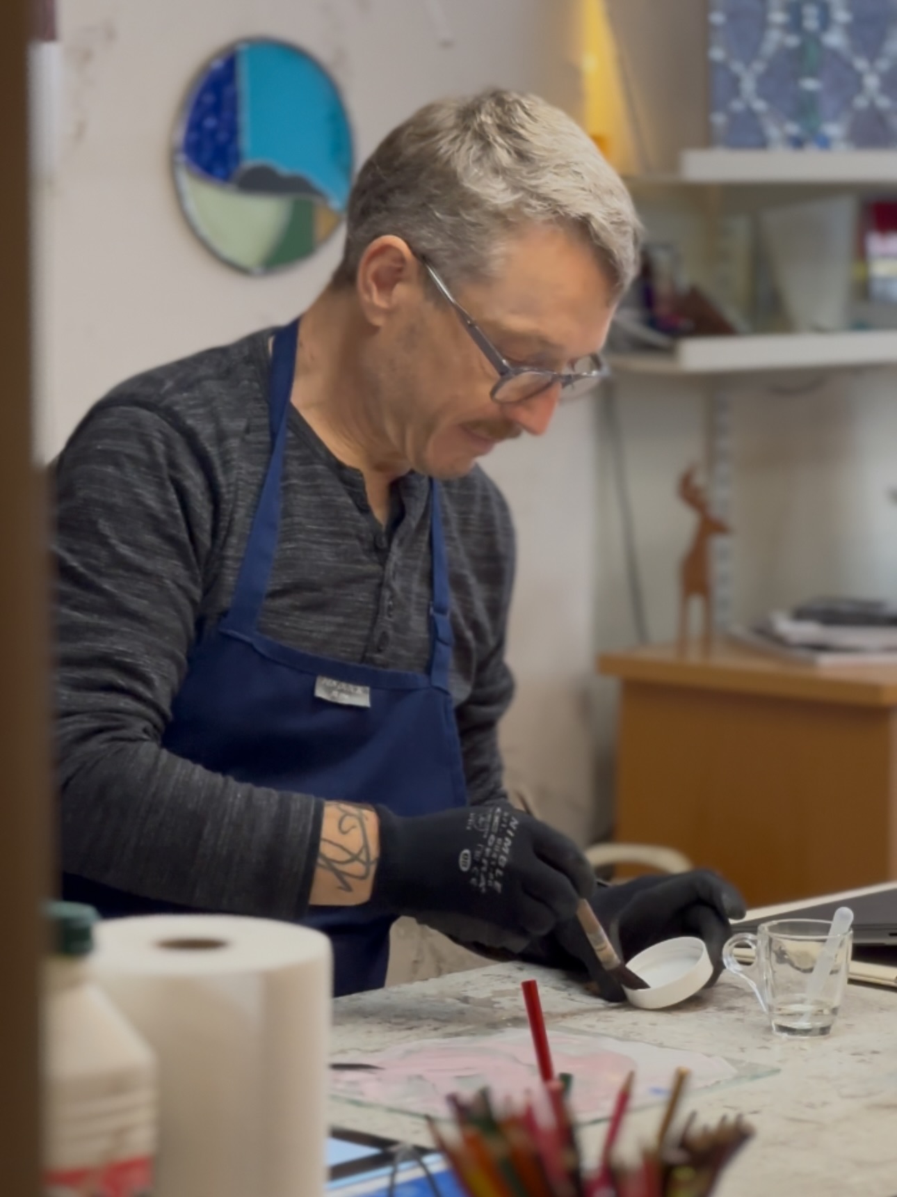 🎥 Aujourd’hui, l’agence de communication @zocom.fr était à Paris pour un tournage vidéo dans l’atelier @mise_au_verre de @thierrybrossette
Depuis plusieurs années, nous avons le privilège d’accompagner cet artisan d’art dans sa communication globale 🎯
Un savoir-faire rare, une passion pour le vitrail… que nous mettons en lumière pour développer sa communauté et faire rayonner son atelier 💫
#agencedecom #agencedecommunication #communication #miseauverre #paris #artisan #vitrail #vitrail_art #vitrailliste #thierrybrossette