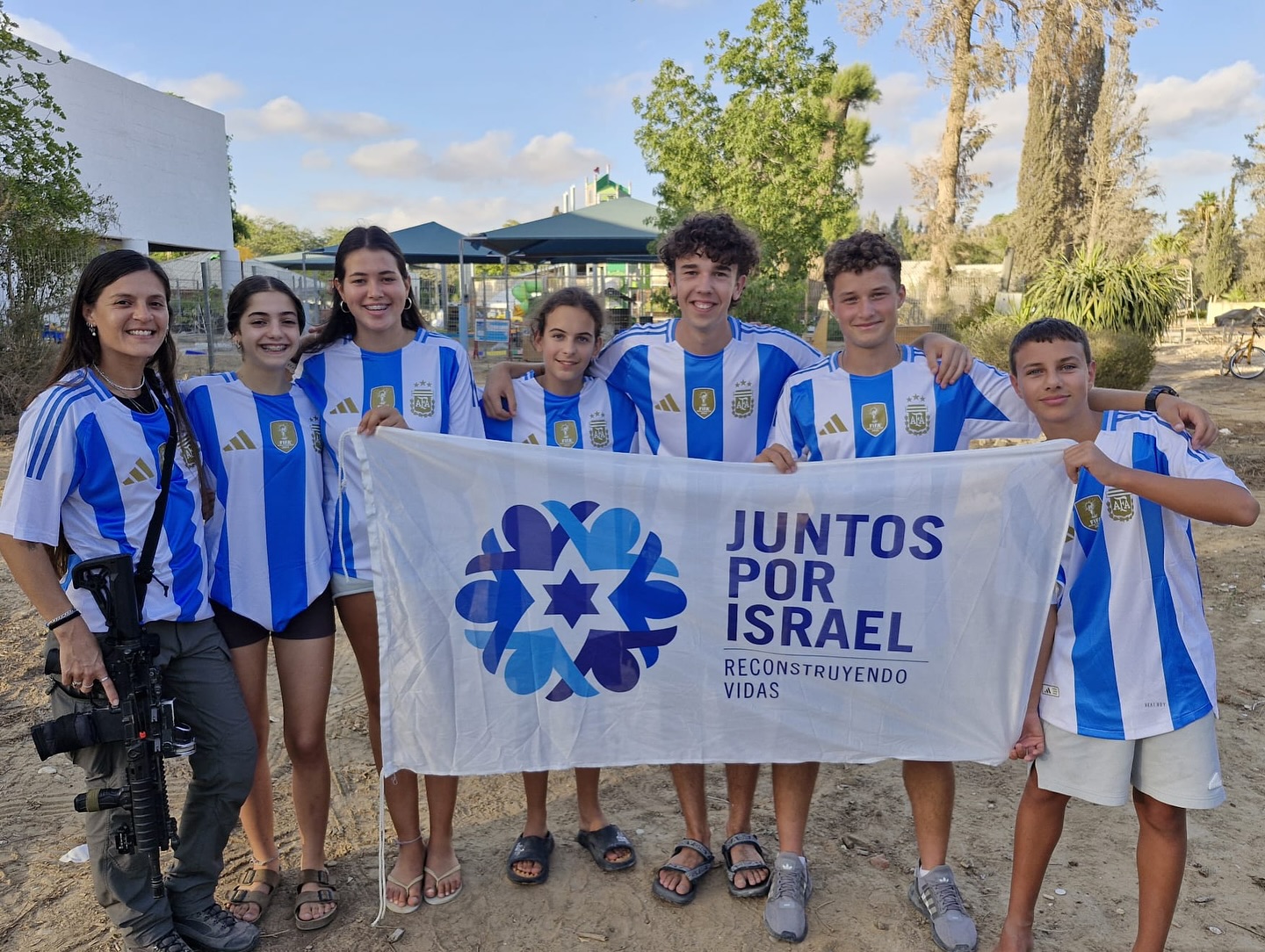Aunque el viaje no pudo ser, quisimos que los chicos de Ein Hashlosha reciban algo de lo que preparamos con tanto amor para lo que iba a ser su llegada a Buenos Aires.
Gracias a @georbaruch las camisetas y cartucheras personalizadas de @nueve_accesorios, llegaron a ellos y hoy pueden ponérselas y llenarlos de sonrisas, lo que era uno de los principales objetivos.
No pudieron venir, pero el abrazo argentino ya está con ellos.
Seguimos soñando con el encuentro que vendrá con algún otro grupo. 🇦🇷🇮🇱