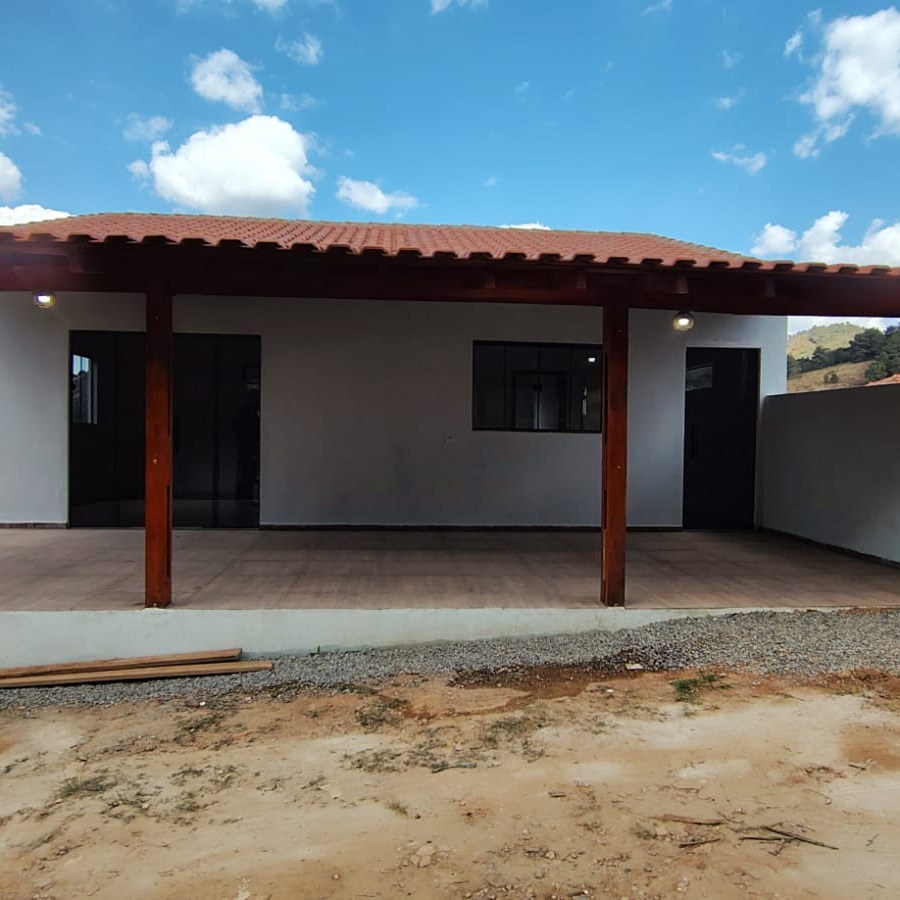 OPORTUNIDADE ÚNICA! CASA DE 110M² COM EXTENSO TERRENO DE 320M² NA ENTRADA DE DELFIM MOREIRA MG.
Viva a vida que você sempre sonhou nesta casa nova, pronta para receber sua família.
Construída em um espaçoso terreno de 320m², esta casa de 110m² foi projetada para combinar conforto, funcionalidade e estilo. Seus ambientes internos são bem distribuídos, com 2 quartos, sendo uma suíte privativa, além de um banheiro social. A moderna cozinha em estilo americano se integra à sala, criando um espaço perfeito para o convívio. A lavanderia é prática e discreta.
O grande diferencial está na área externa: uma vista panorâmica deslumbrante que irá inspirar seus dias, e uma garagem com capacidade para 4 carros, garantindo conforto e segurança para toda a família.