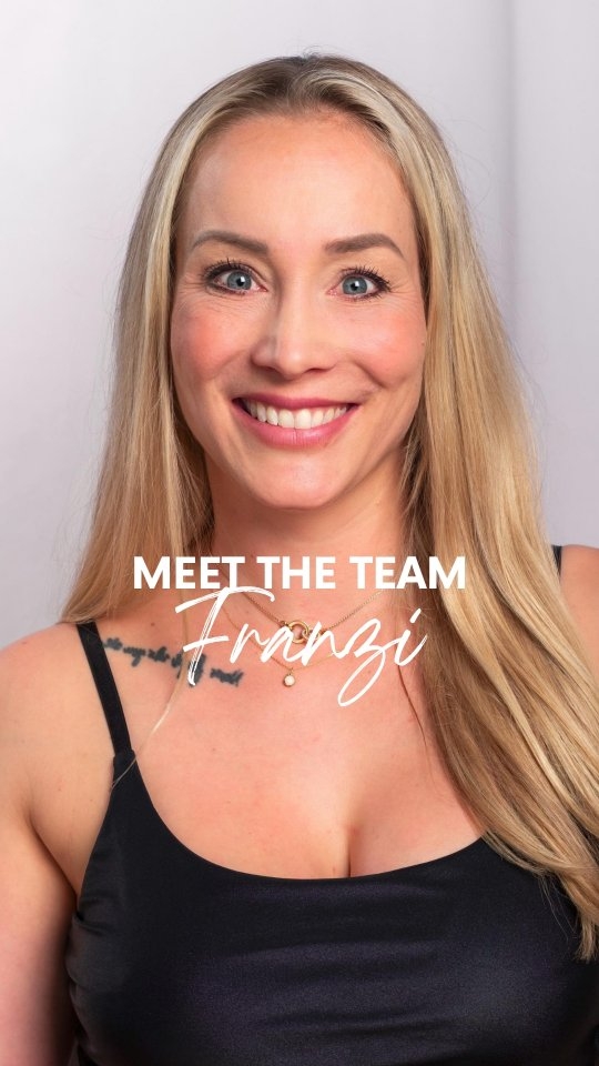 🎥 Lerne Franzi kennen – Gründerin & Herz von SPIN-UP ✨ @franzi_spinup
Mit 16 Jahren Pole Dance Erfahrung unterrichtet Franzi mit Leidenschaft und Herz.
Am meisten berührt sie, wenn Schüler:innen über sich hinauswachsen, Fortschritte machen und sich in ihrem eigenen Körper richtig wohlfühlen. 💖
Für Franzi ist SPIN-UP ein zweites Zuhause – und vielleicht bald auch für dich.
📍 SPIN-UP, Vidmarhallen, Köniz – Dein Schnupperkurs wartet
#spinningpole #spinuppoledance #polelife #polecommunity #poledancetraining #poletrainer #meettheteam