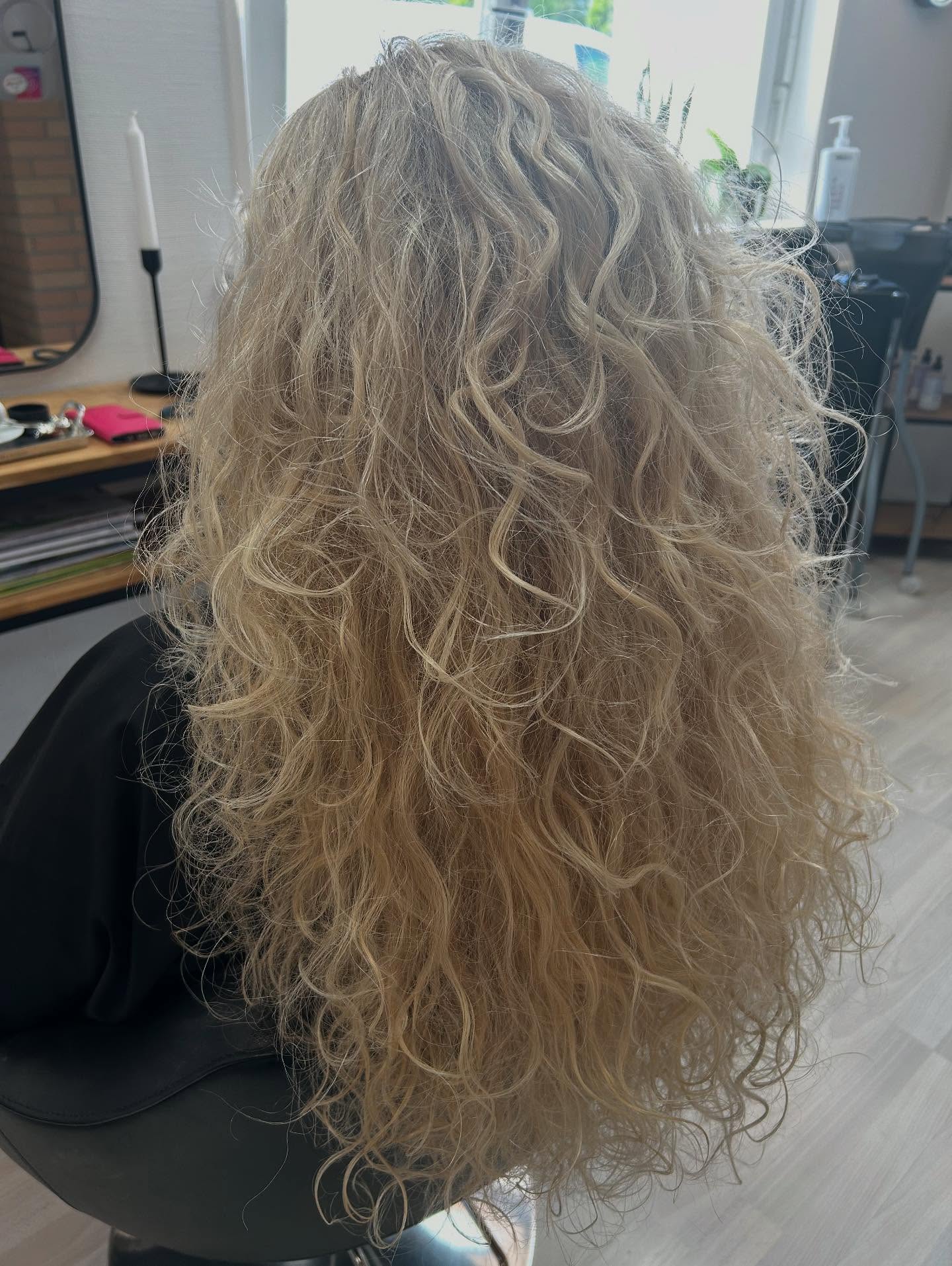 Natural look 😍natural curl hair. Color, framesi intense 10.31/10.00/10.21. #solombrahair #framesiswitzerland #framesiintense