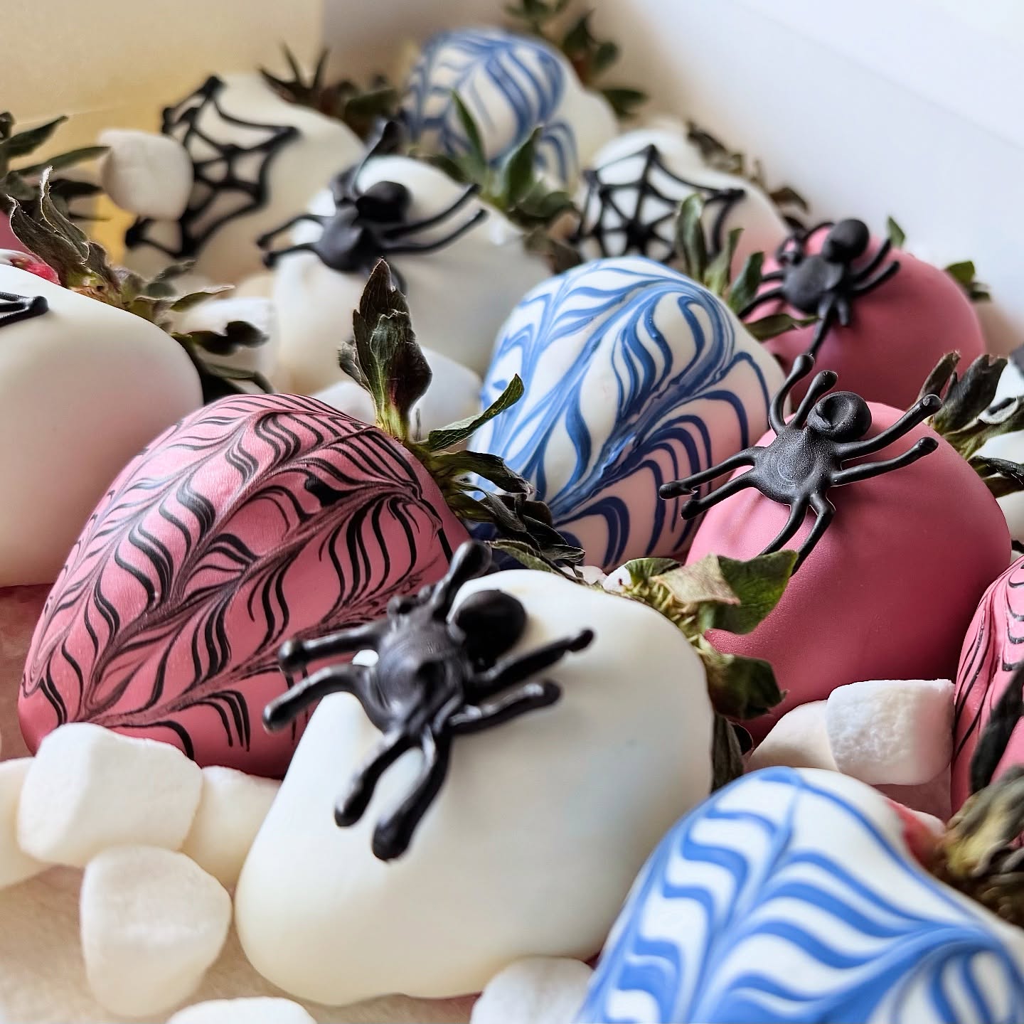 Spider-Man Birthday 🕸️🕷️❤️
•
Order for ANY occasion at www.thesweetsideofgi.com 🩷
#spidermantheme #cakepops #dippedtreats #baker #homebaker #inspiration #baking