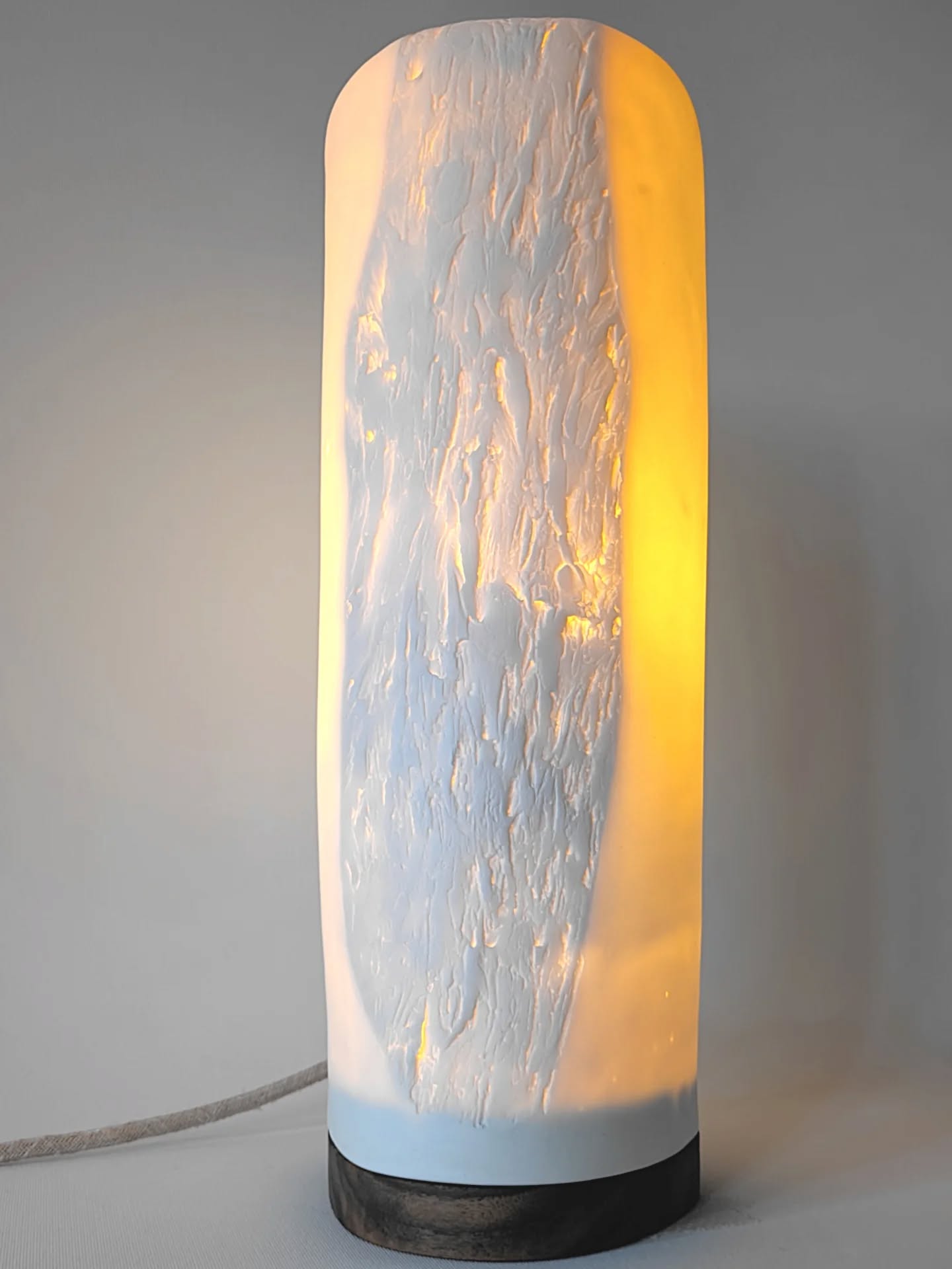 Retrouvez ma pièce "PEAU MORTE"
à la @galeriedesartsdufeu de Rouen dans le cadre de la l'exposition « Jeux de lumière »
Exposition du 2 septembre 2025 au 18 janvier 2026
-
Sculpture lumineuse en porcelaine, empreinte d'If
Un grand merci à Lucile qui a réalisé le socle en bois de noyer | @atelier_de_la_canopee
-
Vernissage de l'exposition mardi 2 septembre à l'@aitresaintmaclou un lieu unique à Rouen !
#porcelaine #luminaire #pieceunique