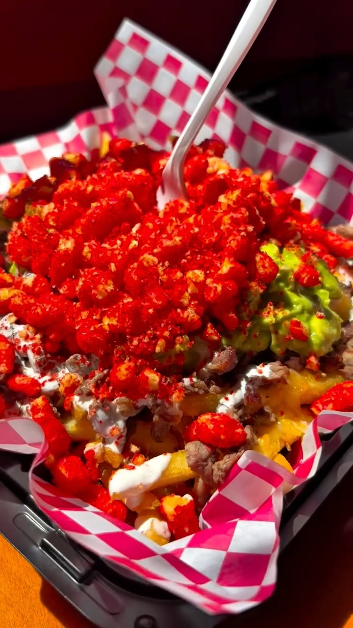 🔥Carne Asada Fries just got hotter!🔥
Loaded with juicy carne asada, melted cheese, guacamole, sour cream, and topped with a crunchy kick of Hot Cheetos! 😍 Perfect for when you want flavor AND heat in every bite🥵