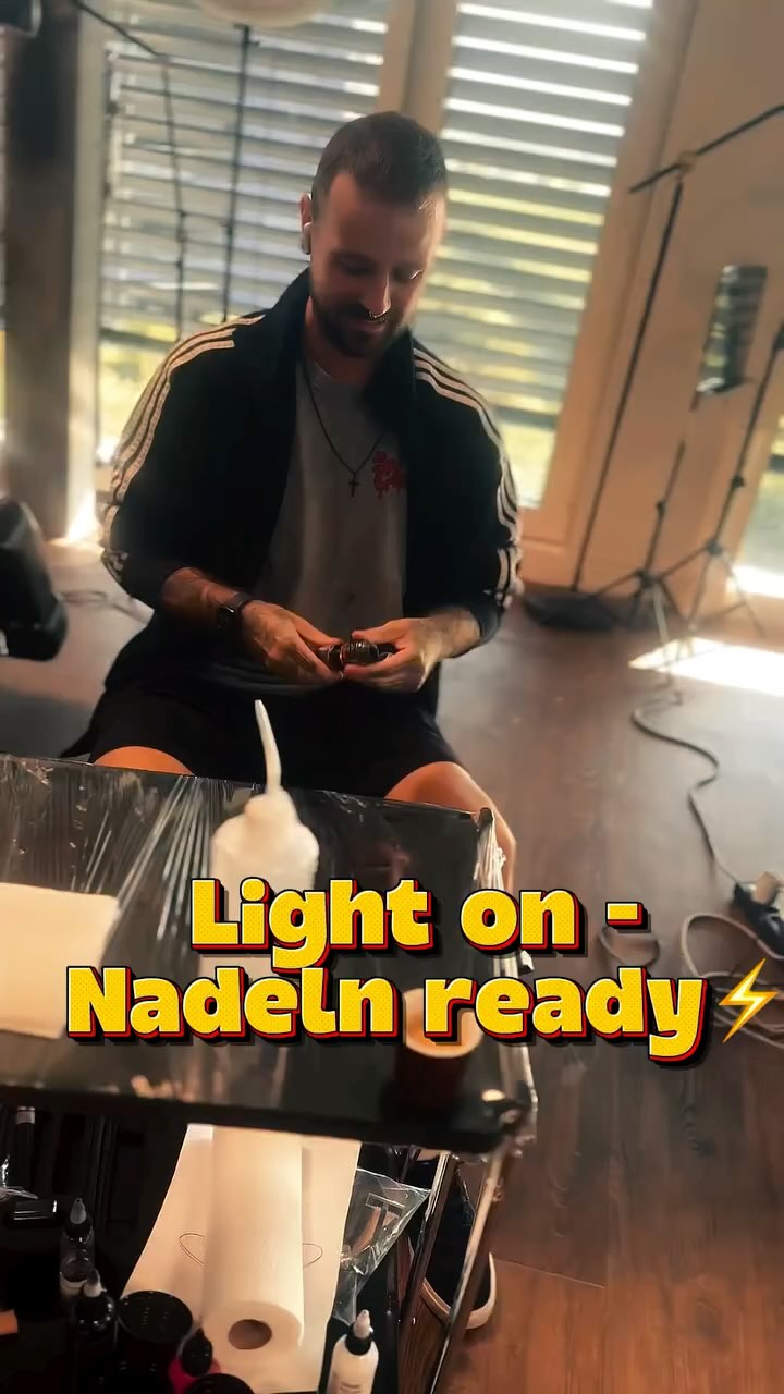 „Lights on – Nadeln ready ⚡️“
Lichter an, Nadeln ready, Tinte läuft ⚡️
Borja, Carlos & Laura haben wieder magische Lines gezogen – so sieht ein Tag voller Ink aus.
Wer ist ready für das nächste Session-Date? 🔥
#tattoo #inkaddict #tattoolife #tattoostudio #tattooreel #tattooideas #tattooinspiration#tattooart #realistictattoo #tattoostudio #realismus #tattoo #tattooinspiration #realistic