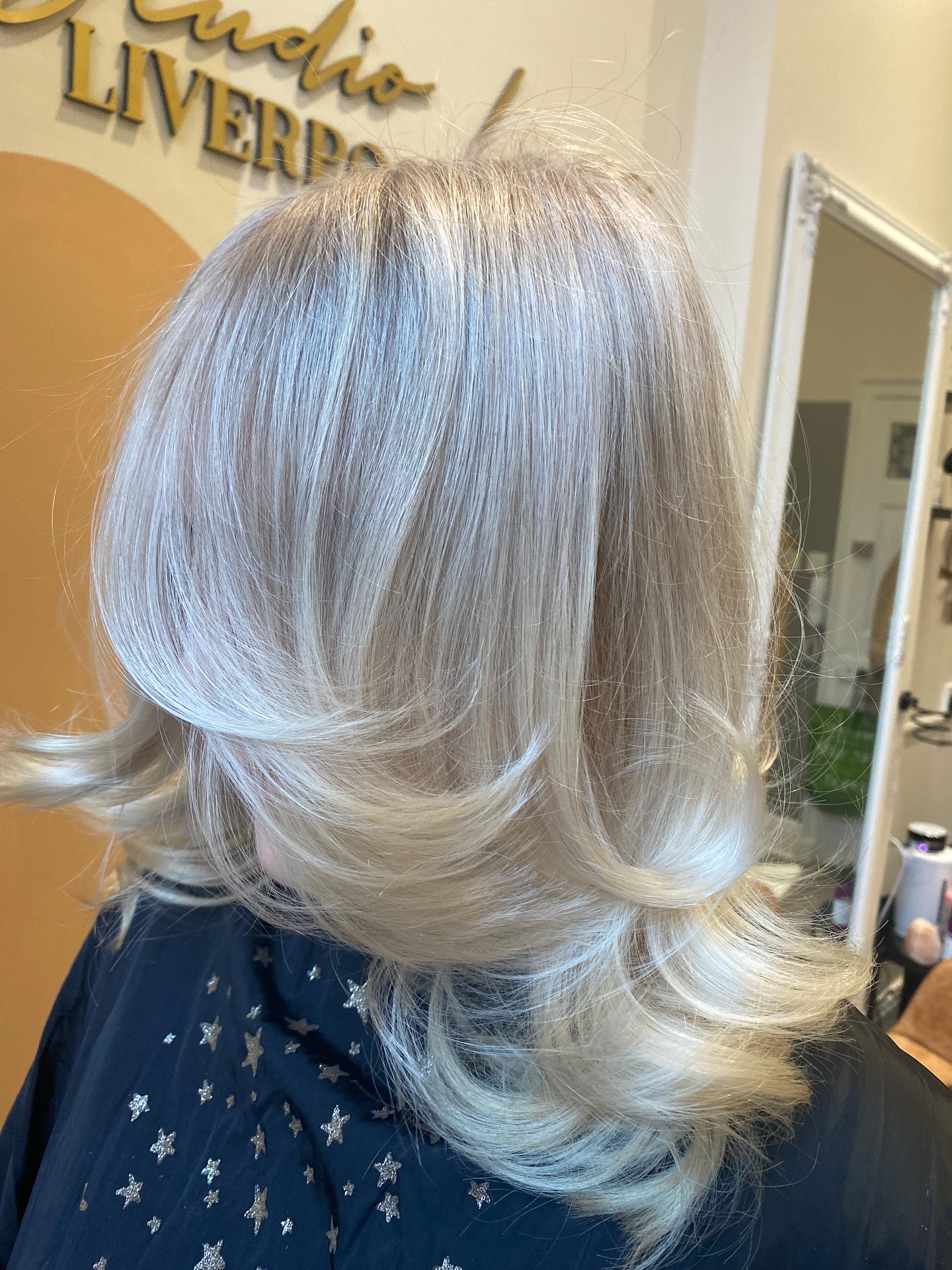 the softest of highlights and layered haircut 🤩🤩🤩😍😍😍
🌟complimentary colour + extensions consultations are available this week! consultations are required for new clients 48 hours prior to colour appointment🌟
service 🤩 full head back-to-back highlights, toner, cut + blow dry 🤩
💰 £180
based - @studioluxe.liverpool - Rodney Street, Liverpool L1 9EH📍
📱enquiries - contact button + DM
📱book - link on profile
products used -
@lorealpro @schwarzkopfprouk
@lorealuki @schwarzkopfpro
@loreal @schwarzkopf
@lorealpro_education_uki @rosieoconnorprohair
@salonsdirect @sallyserskineliverpool
@beautylaunchpad
@hairdressersjournel
i don’t edit my pictures 📸
~
#hairbylucyansboro #studioluxe #studioluxeliverpool
#beautylaunchpad #hairdressersjournal #lorealcolourspecialist #liverpool #liverpoolhair #colourspecialist #blondespecialist #balayagespecialist #liverpoolhairspecialist #liverpoolbalayage #bohoblondetechnique #iambohoblonde #transformationtechnique #balayagetransformation #blondetransformation #extensions #liverpoolhairextensions