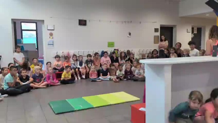 ✨ Le Village des Fées en scène ! ✨
Aujourd’hui, nos petites étoiles prennent vie dans un instant magique : un mini-spectacle improvisé issu du Village des Fées. Une danse simple, poétique, mais pleine de joie, de créativité et de partage. 🌸
À travers ce moment, nous voulons célébrer l’imagination, la curiosité et l’expression de soi, valeurs chères à l’éducation populaire. Chaque geste, chaque sourire, raconte une histoire et nous rappelle que grandir ensemble, c’est apprendre en s’amusant. 💫
Regardez, laissez-vous emporter et partagez la magie avec nous ! ✨