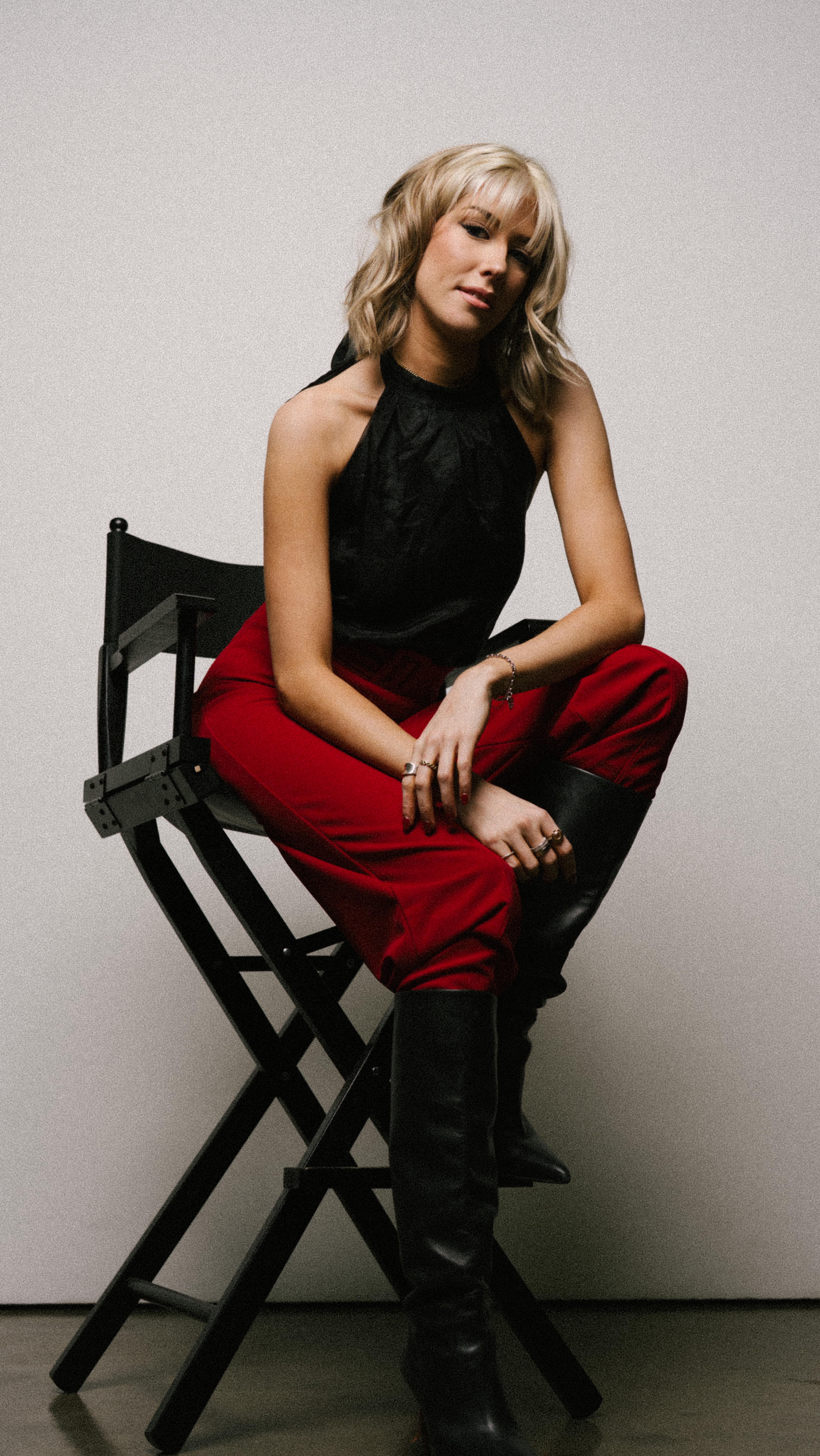 With her signature blend of timeless twang and heartfelt, diary-like songwriting, @brianadinsdalemusic is fast becoming a standout voice in Australian country music.
Following the success of her top 10 Australian Country radio hit Real Time Love, she’s gearing up to release her debut EP Late Night Small Talks—A project that dives deeper into Briana’s artistry, all while keeping the playful spirit and irresistible country hooks fans have come to love.
Resident journalist @calleditvincent sat down with Briana ahead of her BIGSOUND showcases to talk about the new EP, her family, and what’s next on her journey.