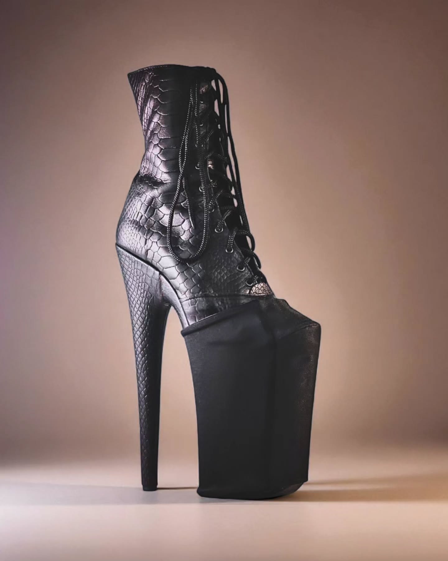 Nareszcie są - długo wyczekiwane przez wiele z Was ochraniacze na platformy wysokości 13cm od dziś będą w stałej ofercie! 🖤 A to nie koniec nowości! Kolejne niespodzianki już wkrótce... 😉 Stay tuned!
#platformprotectors #shoesprotectors #ochraniaczenabuty #ochraniaczenaplatformy #platformcover #exoticpole #exoticpolewear