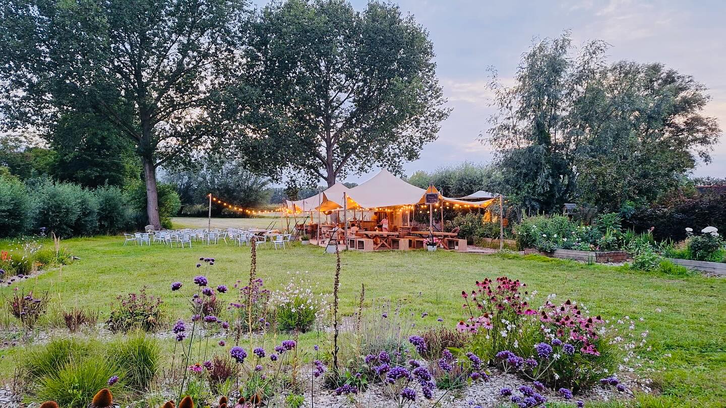 Seizoen 4 zit erop! โค๏ธ
Dit weekend (30/8 & 31/8) GEEN ZOMERBAR wegens privรฉ feesten.