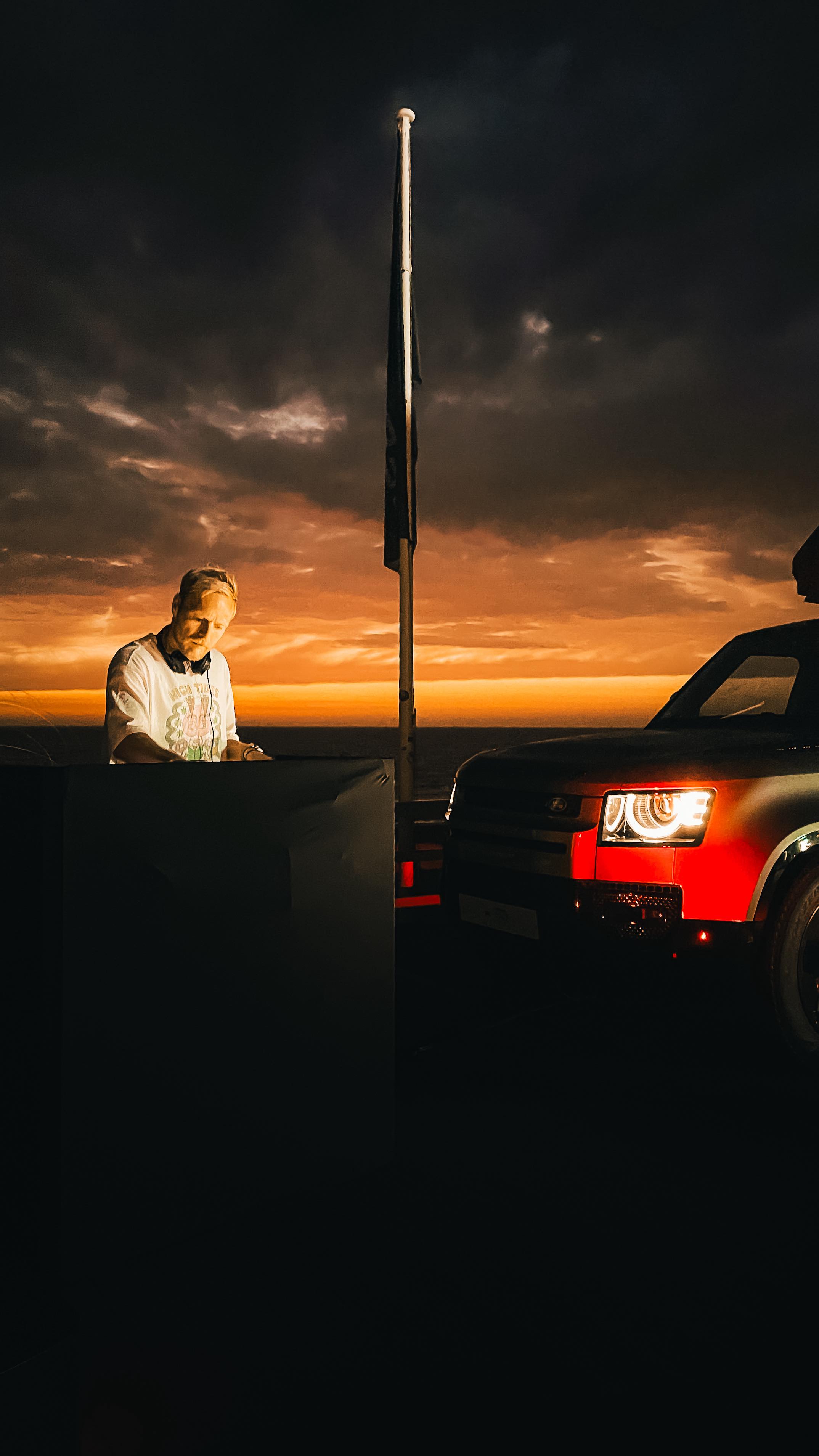 From hydrofoil big air madness to crowning new champs, Sylt has already been on fire 🔥
Now we’re shifting gears into full event mode with the strapless kitesurfing discipline taking center stage 🌊✨
And tonight… another magical DJ set at the Defender booth. Can’t wait to send it with you all 🙌🎶
✨ @jobguijt @propped_media @jaklarpositivevibes @hfmedia.at