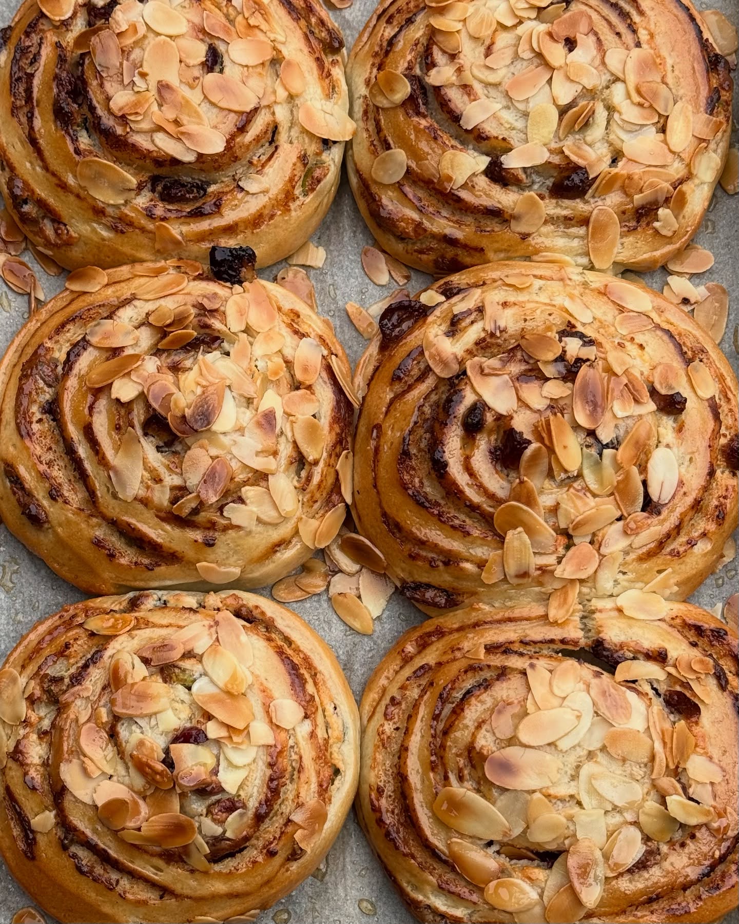 Vis dažniau malūno ir @bundu.bakery vitrinose sutiksite šias naujas bandeles – puri mielinė tešla susukta su varške, pistacijomis ir džiovintais vaisiais 🤤
Ar jau spėjote paragauti? ☺️
Stengiamės, kad jų netrūktų kasdien, tačiau jei norisi būti tikriems – visada galite rezervuoti telefonu 📞