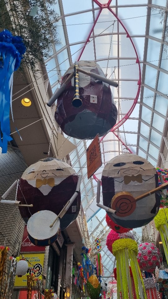 Questions/Réponses sur la réédition du Bureau des Âmes
Le tome I ressortira en librairie le 31 Octobre sous la bannière des @editions_octoquill. La maison d’édition publiera la saga en entier. Le tome II (Les âmes jumelles) est prévu pour 2026 et le dernier opus, inédit à la publication, paraîtra en 2027.
Les pré-ventes pour le tome I (La Dame en noir) commencent le 5 Septembre sur Ulule ! N'hésitez-pas à suivre le compte de la maison d'édition pour ne pas manquer le top départ.
D’autres questions ? J’y réponds en commentaire.
Mots-clés: littérature de l’imaginaire - sortie littéraire - roman - thriller fantastique - fantasy - automne
Hashtags: #bookstagramfrançais #bookstagramfr #litteraturedelimaginaire #sortielitteraire #bookstagramfrance #automnelittéraire #thrillerfantastique #fantasy #roman