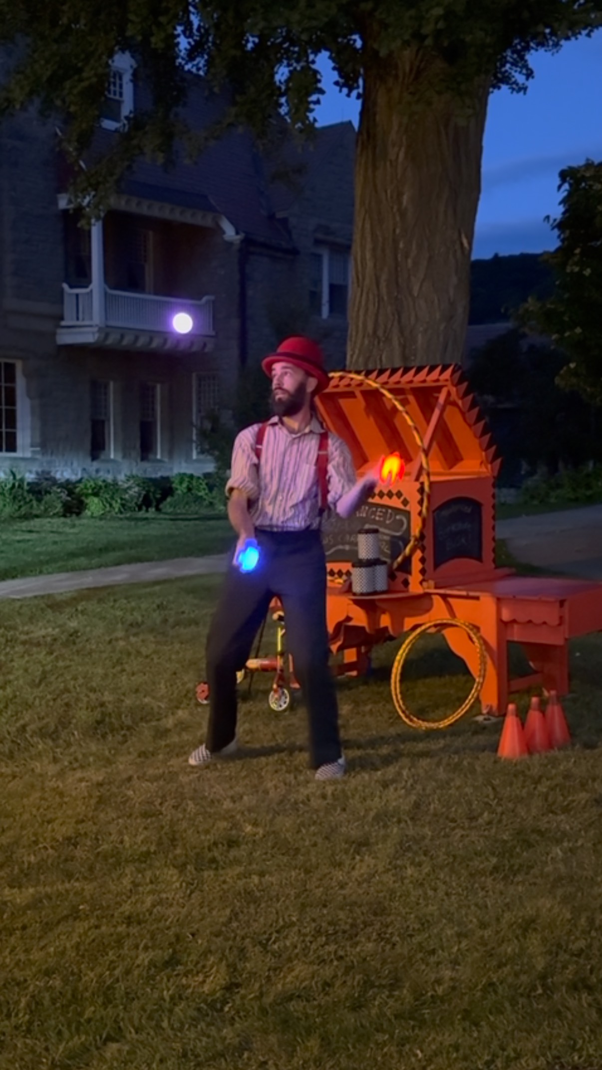 @timbalancedentertainment glows in the dark, and so do his lovely audience volunteers! 🤹