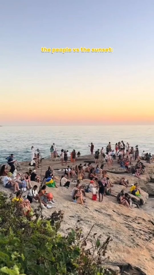 Tradition for Cariocas for ages, watching the sunset at Pedra do Arpoador makes everything feel lighter, magical, and unforgettable ✨️
Whether it’s your first time in Rio or your hundredth, this golden moment will always take your breath away (as they do with us, locals)
This is Rio!