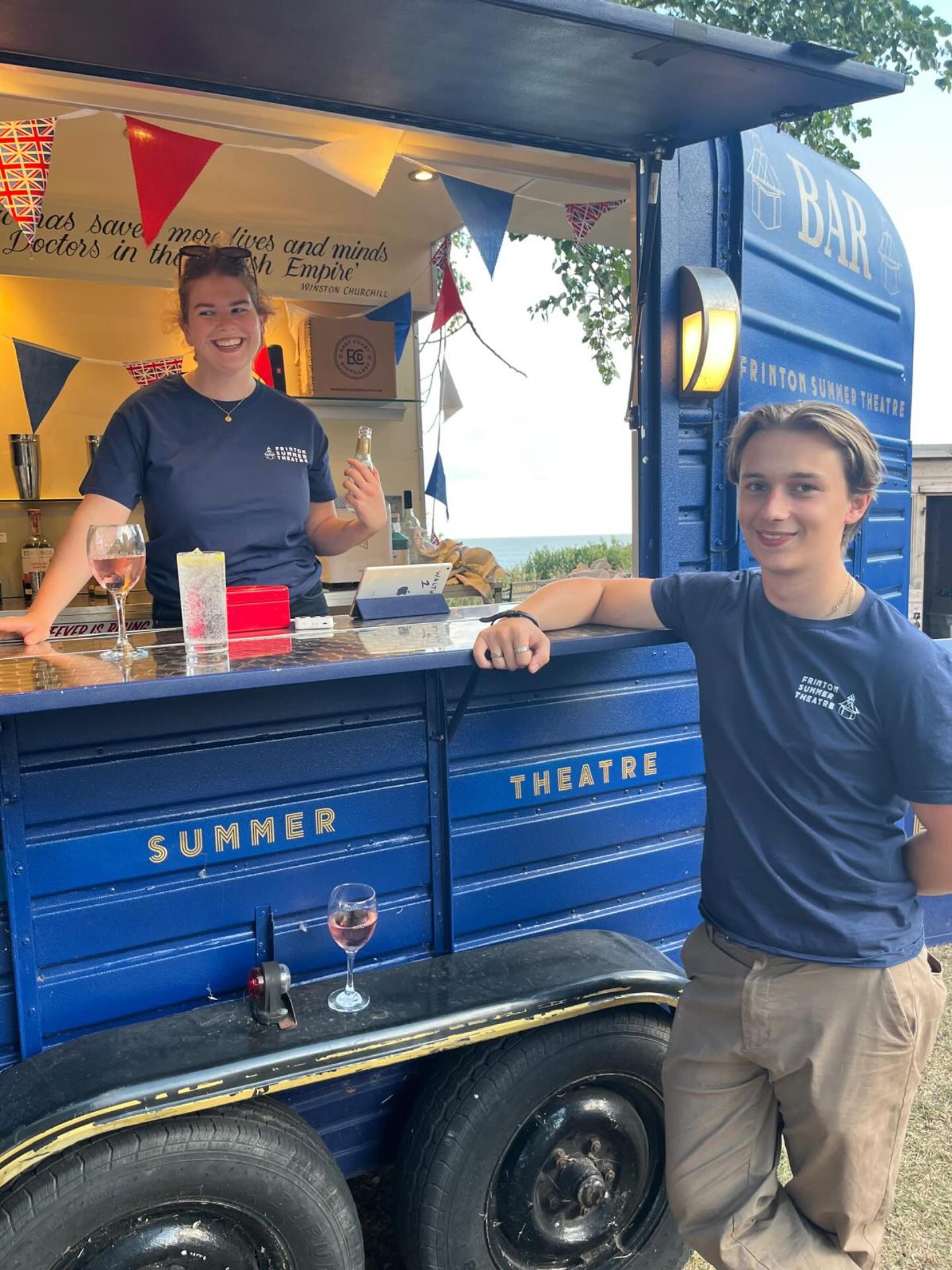 💫 Spotlight on the Horsebox Bar
Can you see the sea?! Our Horsebox Bar is open before the show and at the interval — serving drinks with what might just be the best sea view in Frinton. The perfect way to begin (and break up) a very special night under the Big Top. 🌊🎭🍸
📍 Greensward Big Top Tent
#FrintonSummerTheatre #FrintonOnSea #SeasideTheatre #guysanddolls