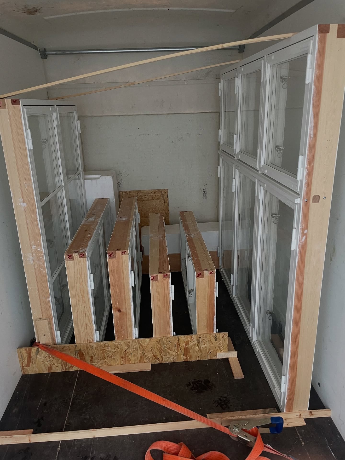 Kollar man på mitt Instagramkonto så ser det ut som att jag varit ledig alldeles för mycket i sommar😅 Jag har dock jobbat för fullt, så pass att jag knappt hinner ta någon bild på allt som blivit färdigt. Här är ett gäng fönster som kördes till Kramfors. Kunden har lovat att skicka bilder när de blivit installerade🙂
#fönster #kramfors #östersund #morinsfönsterhantverk