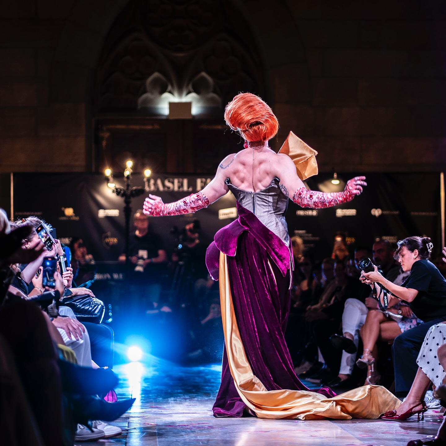„Velvet whispers, crimson fire — on this runway I was not walking, I was blazing.“
Pic by @lace1__
Event @baselfashionweek
#BaselFashionWeek #ISawRed #RunwayDrama #VelvetDreams #DragQueenMagic #FashionPoetry #CrimsonElegance #StageRoyalty #GlamourUnleashed #QueensOnFire