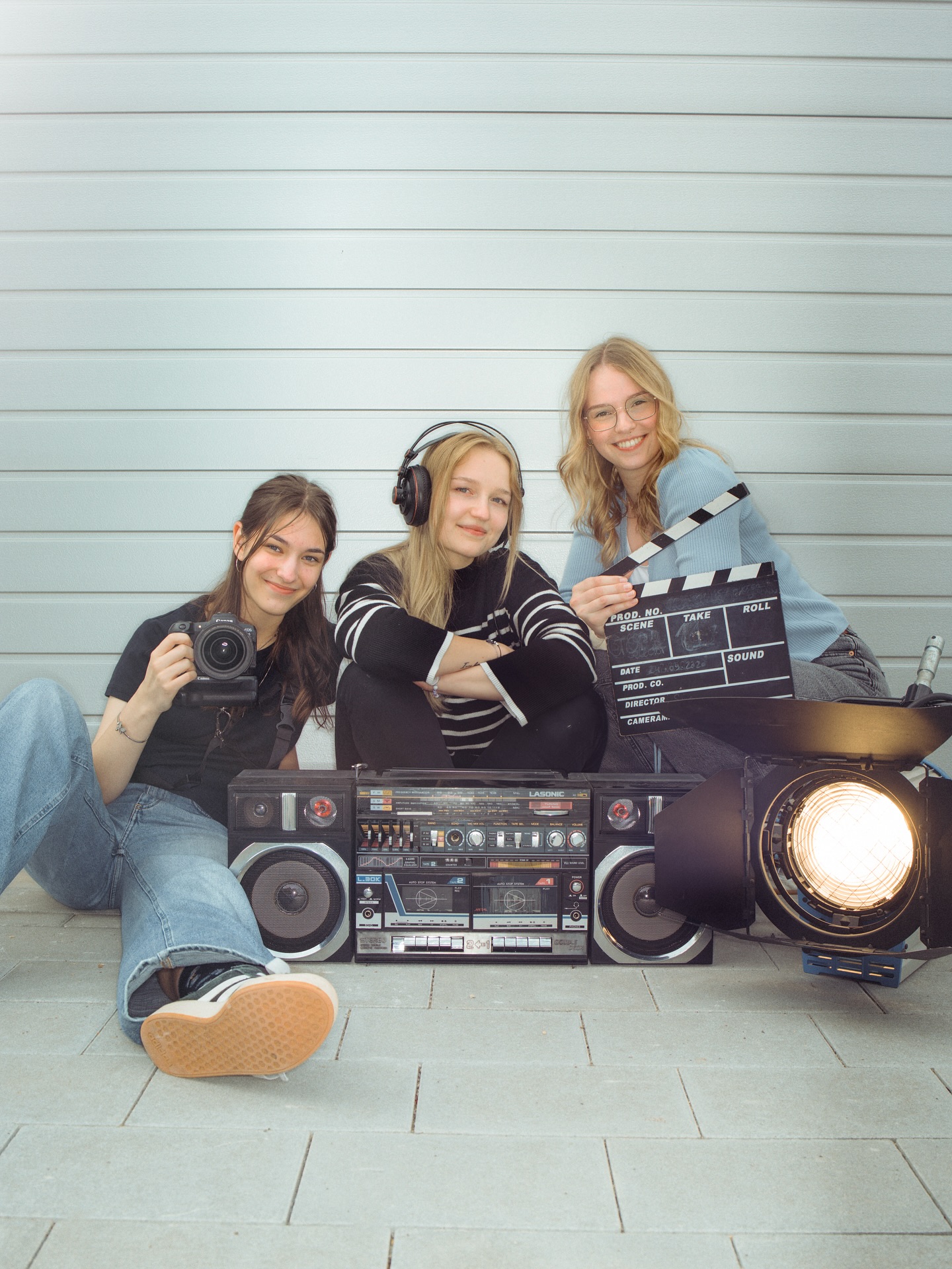 🎉 Willkommen im Azubi-Team 2025! 🚀
Wir freuen uns riesig, euch unsere drei neuen Auszubildenden vorzustellen:
👩🎨 Lena (22) startet ihre zweite Ausbildung als Mediengestalterin Bild & Ton. Nach ihrer ersten Ausbildung zur technischen Systemplanerin freut sie sich jetzt darauf, ihre kreative Seite voll auszuleben.
📸 Emilia (16) ist direkt nach der Schule bei uns eingestiegen. Nach ihrem Praktikum stand für sie fest: Sie möchte ihre Ausbildung hier starten – und wir freuen uns, sie an Bord zu haben!
🎮 Mira (23) geht ebenfalls in ihre zweite Ausbildung – nach ihrer Zeit als Kauffrau im Einzelhandel widmet sie sich nun voll ihrer Kreativität. Privat kennt man sie vielleicht schon von ihrem eigenen Gaming-YouTube-Channel.
👉 Wir sagen: Herzlich willkommen im Team – auf eine spannende gemeinsame Zeit! 💪✨
#Ausbildung2025 #Teamwork #AzubiTeam #MediaLife