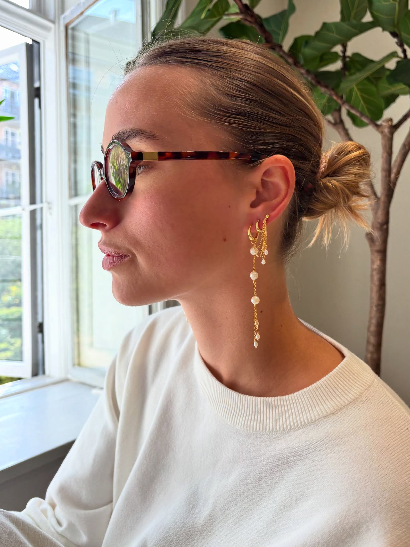 This beautiful earring set might be one of my favourites to date 😍
Such a beautiful combination of chains and freshwater pearls☀️
These earrings were made to include family pearls, combining both a modern and classic style. I’m so unbelievably happy with how they turned out, and I’m thinking I might just make something similar to add to the website soon!!
Don’t forget that you’re always welcome to send me an email or a DM and we can come up with something beautiful and unique specifically designed to suit your style 🫶
#smykker #handmade #smallbusiness #november_smykker #earrings