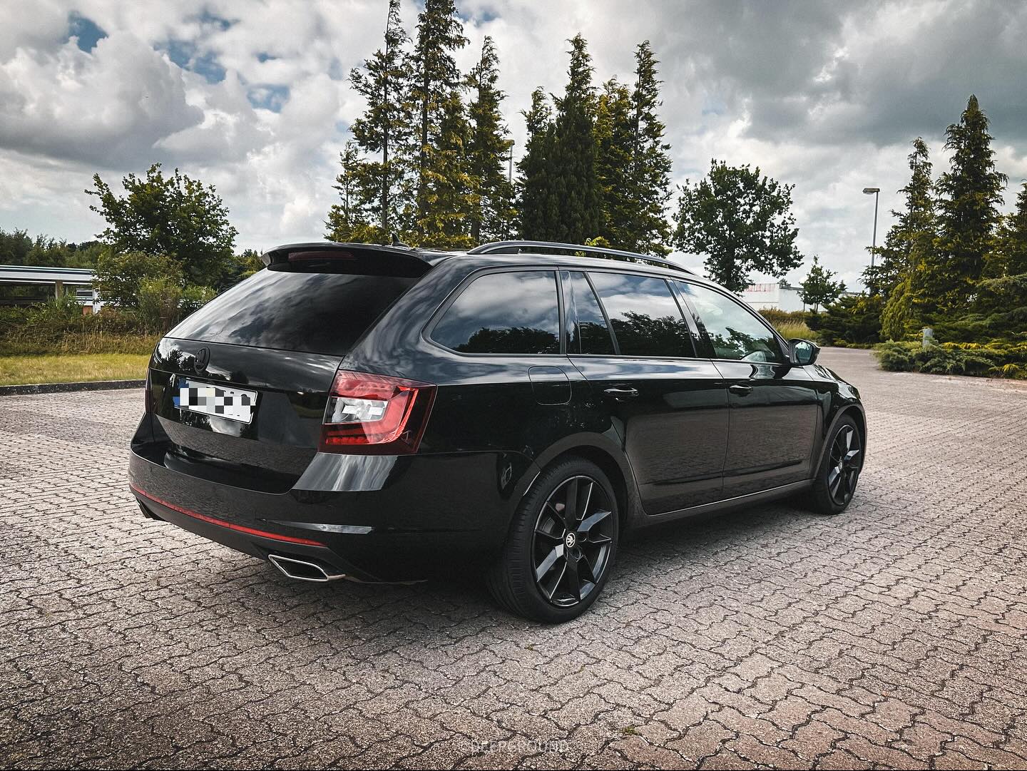 Scheibentönung 95%. Die Serientönung war nicht ausreichend also haben wir nachgeholfen! 😁 Ebenso bekam der schöne Skoda noch einen Scheibenkeil. Die Embleme am Heck wurden entfernt und anschließend wurde die Heckklappe poliert. Die Skoda Embleme haben wir ebenfalls schwarz matt gemacht.
Danke für dein Vertrauen! 😋
___________________________________________________ #deepground #skoda #octaviars #wrappedcars #turbo #staydeep #lowlife #lowstance #slammed #grey #carporn #cars #wrapped #skodaoctavia #wrappedworld #folierung #windowtint #teamle #motorsport #avery #low #bagged #skodagram #stancenation #perfection #skodavrs #insta #instagood #follow #picoftheday