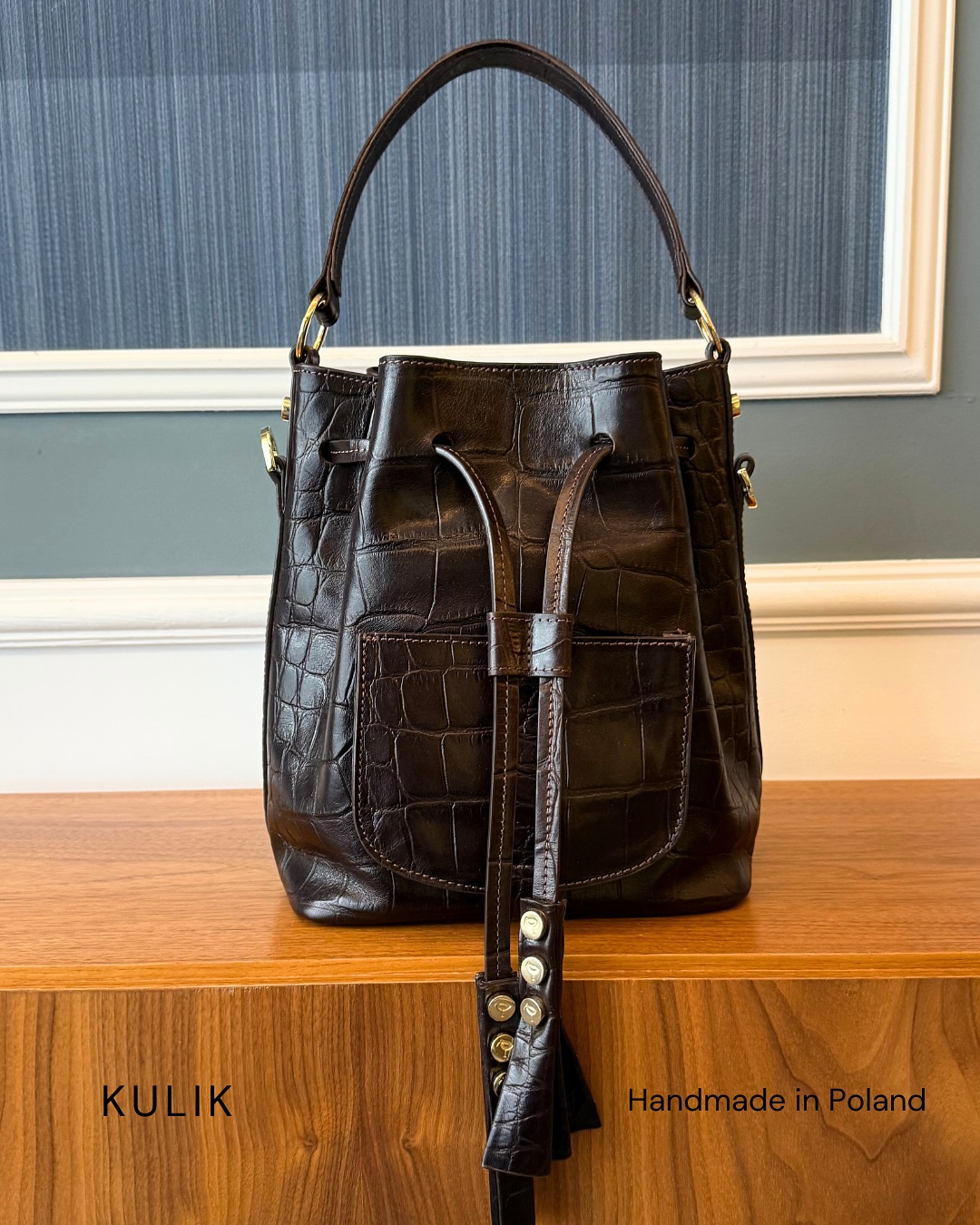 Worek, który zamienia się w plecak – jeden model, nieskończone możliwości!
Ręcznie wykonany ze skóry premium z certyfikatami, łączy w sobie luksus, funkcjonalność i wygodę.
Noś go tak, jak chcesz: na ramieniu, przez ramię albo w wersji plecaka. 🖤
Minimalistyczny design, wyjątkowa faktura skóry i detale, które robią różnicę – to właśnie KULIK.
Idealny na co dzień, w podróży i w pracy – bo styl i praktyczność mogą iść w parze.
Którą wersję noszenia wybierasz?
#kulik #handmadeinpoland #premiumbag #skórzanatorebka #bucketbag #plecak #sustainablefashion #polishdesign