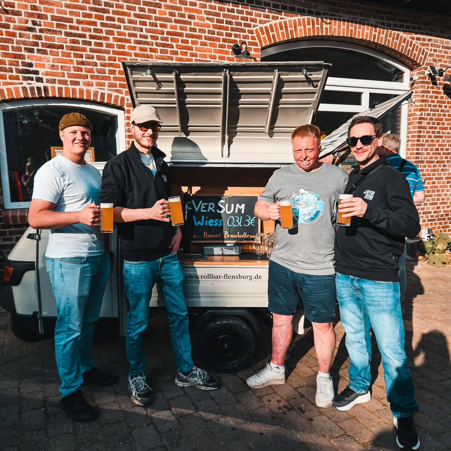 Wir waren am Wochenende beim Brauereifest der @weltbrauerei und durften unser VerSum Wiess an den Zapfhahn bringen. 🙌
Uns verbindet nicht nur die Leidenschaft für leckeres, handwerklich gebrautes Bier, sondern auch eine lange und tiefe Freundschaft.
Fun Fact: Dank Hannes kamen wir überhaupt erst zu unserem Brau-Equipment, als er sich vergrößert hat 🖤
Ein Prost auf euch – und auf viele weitere Feste 🍻🖤🍻