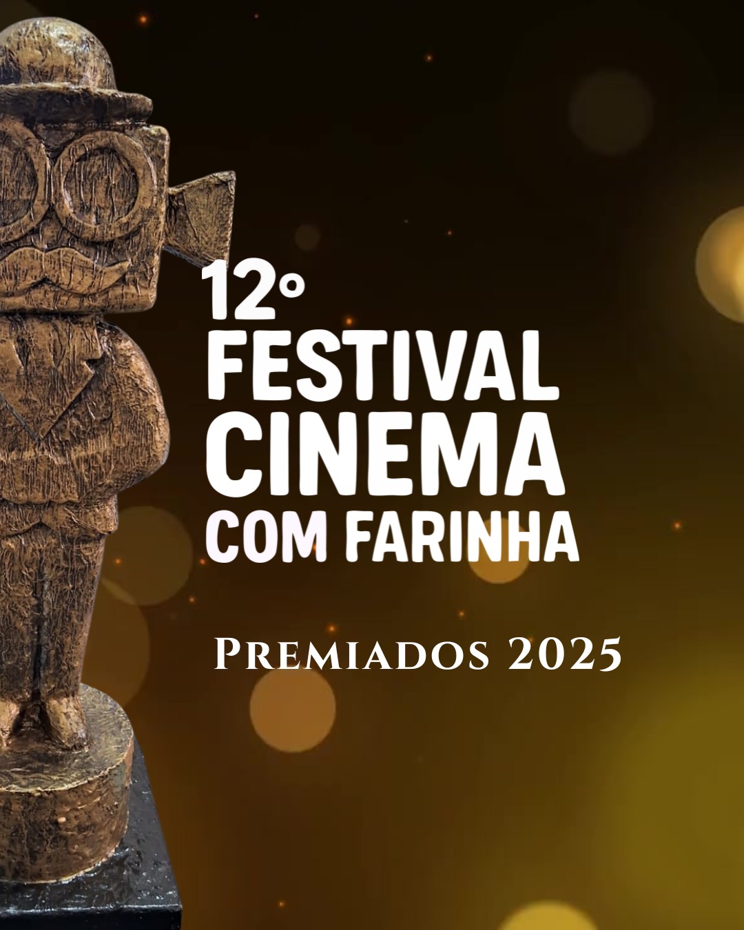 ✨🎬 FILMES PREMIADOS – CINEMA COM FARINHA 2025 🎬✨
Foram dias intensos de exibições, encontros e muita emoção! O 12º Festival Cinema com Farinha celebrou o cinema brasileiro e paraibano, reconhecendo o talento de artistas e realizadores que encantaram o público. Confira os grandes vencedores desta edição:
🏆 PRÊMIO ESPECIAL
Beto Quirino (ator)
🎥 PRÊMIO MOSTRINHA DE CINEMA
A menina que amava gatos, de Maria Tereza Azevedo
Mundinho, de Gui Oller, Pipo Brandão e Ricky Godoy
PiOinc, de Alex Ribondi e Ricardo Makoto – Brasília/DF
🎥 MOSTRA BRASIL
Melhor Filme: O Aniversário do Seu Lair, de Dácio Pinheiro
Melhor Direção: Dácio Pinheiro (O Aniversário do Seu Lair)
Melhor Roteiro: William de Oliveira (Pequenas Insurreições)
Melhor Fotografia: Joana Luz (Júpiter)
Melhor Ator: Tonico Pereira (O Aniversário do Seu Lair)
Melhor Atriz: Juliana Martins (Poente)
Melhor Direção de Arte: Fernanda Carneiro (O Aniversário do Seu Lair)
Melhor Trilha Sonora: André Arteche (A Invenção)
Melhor Montagem: Alex Rodrigues (Navio)
Melhor Desenho de Som: Túlio Nunes (Planeta Fome)
Melhor Filme Júri Popular: Poente, de Felipe Careli
Menção Honrosa: Patrick D’Assumcao, em Júpiter
🎥 MOSTRA PARAÍBA
Melhor Filme: A Nave Que Nunca Pousa, de Ellen Morais
Melhor Direção: Dhiones do Congo (Cantilena)
Melhor Roteiro: Ismael Moura (Ladeira Abaixo)
Melhor Fotografia: Diego Pontes (Cantilena)
Melhor Ator: Guilherme Hécio (Cantilena)
Melhor Atriz: Titina Medeiros (Ladeira Abaixo)
Melhor Direção de Arte: Carlos Mosca (Ladeira Abaixo)
Melhor Trilha Sonora: Markel Trindade (Zé Lins e o Cangaceiro)
Melhor Montagem: Jaime Guimarães (A Nave Que Nunca Pousa)
Melhor Desenho de Som: Romero Coelho (A Nave Que Nunca Pousa)
Melhor Filme Júri Popular: Ladeira Abaixo, de Ismael Moura
✨ O Cinema com Farinha segue firme em sua missão de democratizar o audiovisual e valorizar nossa cultura.
#CinemaComFarinha #FestivalDeCinema #Premiação #CinemaBrasileiro #CulturaNordestina