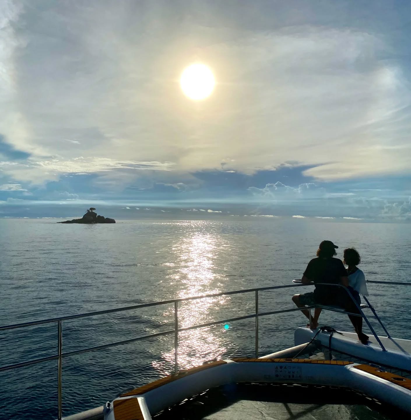 Sunset in motion🌅
•
•
•
•
#seychelles#travel#luxury#vacation#beach#island#paradise#ocean#sun#sea #luxuryexperiences#luxuryvacation#instatravel#honeymoon#familyvacation#luxurystay#livelikeaking#friendtravel#priveseychelles#yachtcharterseychelles#exploreseychelles#exclusiveexperiences#islandhoping#seychelles#yacht#yachtlife#tropicalparadise#visitseychelles#islandlife