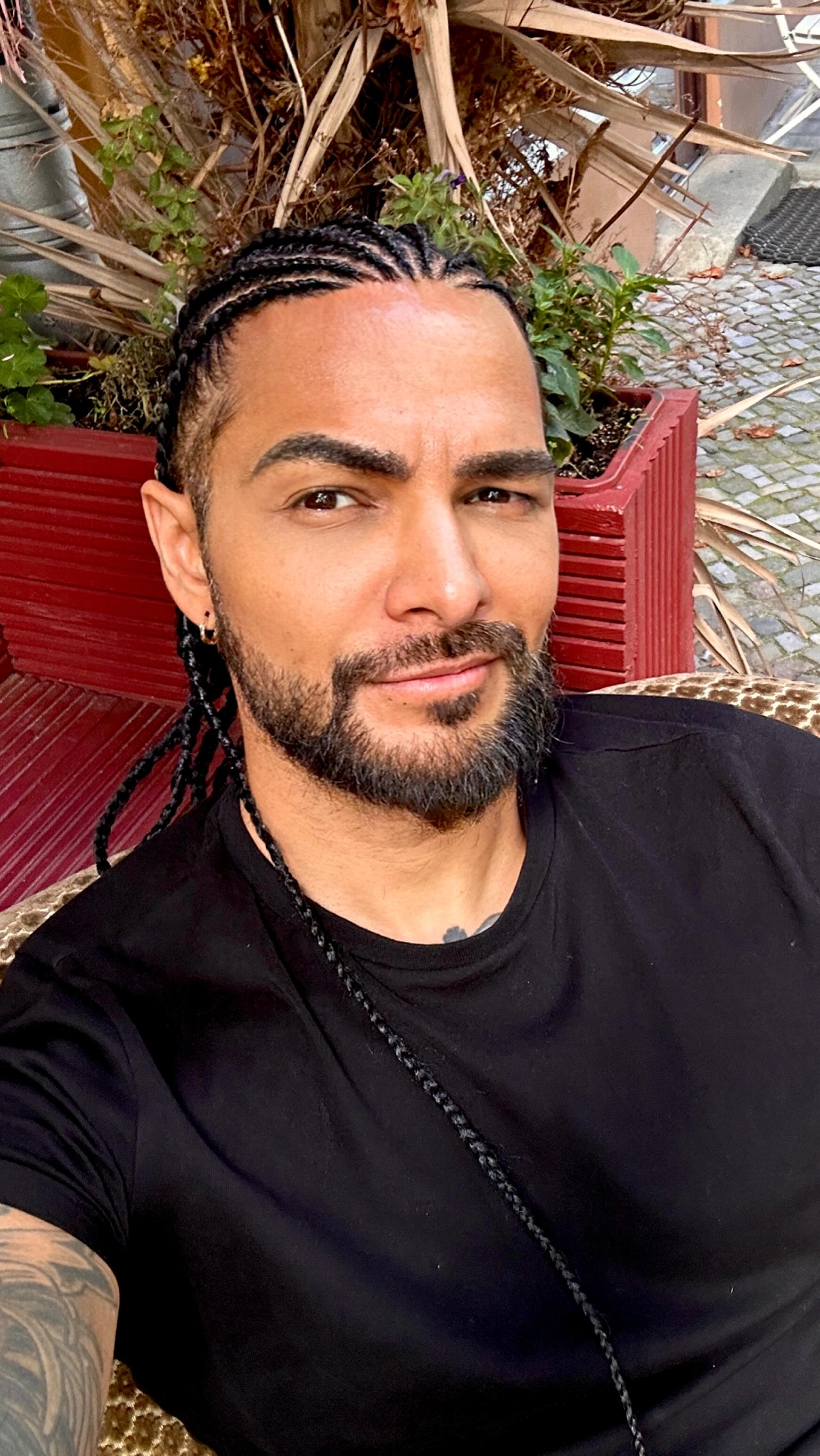 Hatte mal Bock auf was Neues ✨ Heute im Afroshop Cornrows machen lassen – ready fürs Festival! 🔥
Wie gefällt’s euch? Schreibt’s in die Kommentare ⬇️
#Cornrows #festivalhair #StyleSwitch #BraidsOnPoint #BeautyVibes #HairTransformation #CornrowsStyle