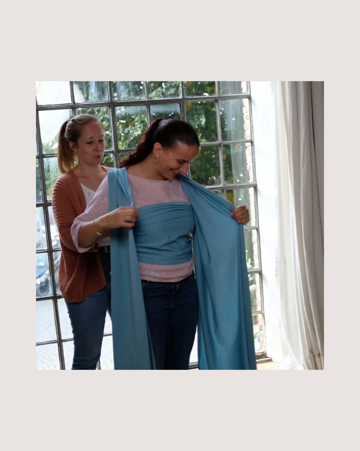 Hier leert Anneleen een mama aan hoe een rekbare doek te knopen 👏🏼
Die vele meters stof maken het er niet altijd gemakkelijk op 😅
Sowieso moet je rekenen dat je wel enige oefentijd nodig hebt, vooraleer het knopen vlot gaat 🤗
Hoe handiger je bent, hoe sneller je meestal vordering ziet.
Maar je moet het dus wel enkele keren proberen, voor je kan zeggen of het jouw ding is of niet 🤔
Ben je geïnteresseerd om te leren knopen of hoe een draagzak juist te gebruiken, koop dan de online cursus aan in bio en je kan onmiddellijk aan de slag 👍🏼
#babydragen
#draagdoek
#draagzak