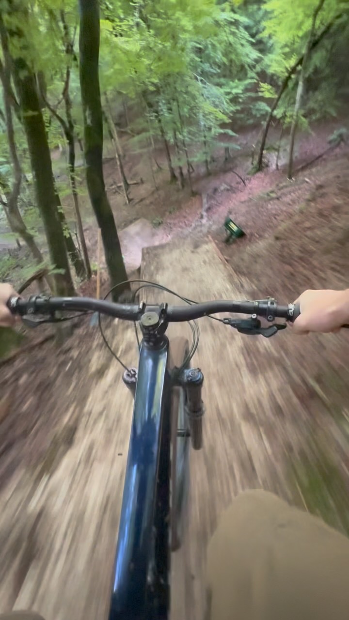 A sneak peak POV of the top and middle section of the revitalised Darkside, the Trailcrew have put a huge effort into this rebuild and it shows!
Fast, steep and technical this track ticks all the boxes ready for a true downhill race this weekend!
If you haven’t booked already visit the @britishcycling website and get your southern champs ticket now 🤘(uplift included for practice and race!)
#okefordhillbikepark #uplift #bikepark #britishcycling #southernchamps