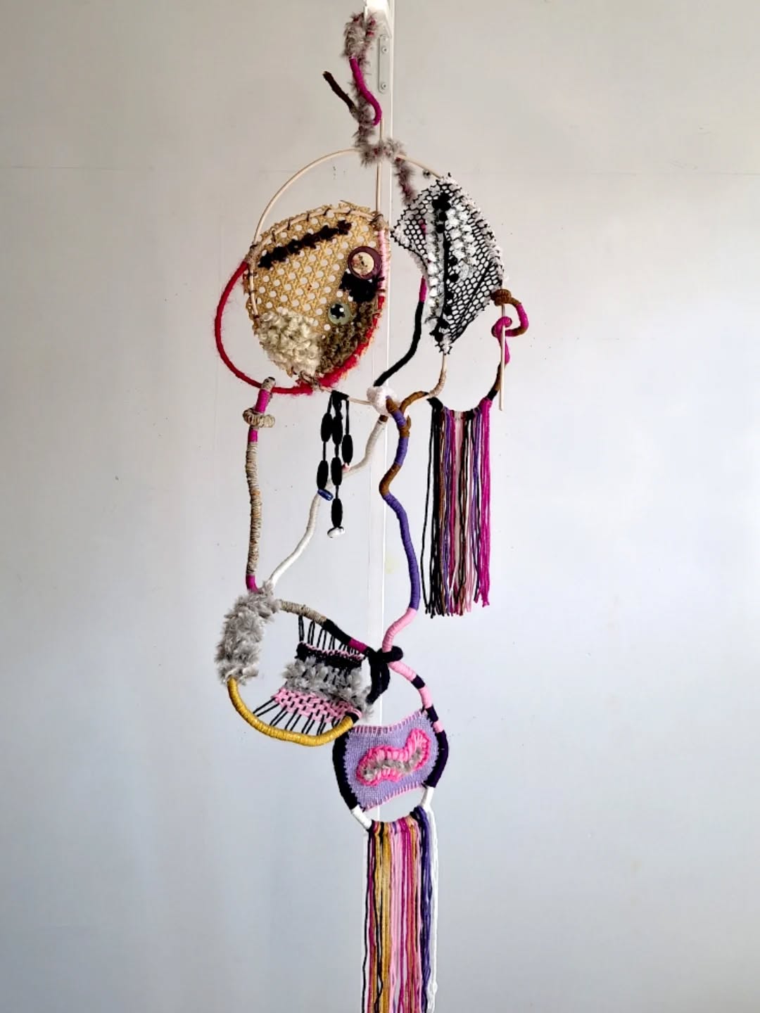 130x35cm
Sculpture textile
#contemporaryfiberartist #ancestralfiber #fiberarts #contemporaryart #sculpturaltextiles #slowart #handartist #textilesculpture