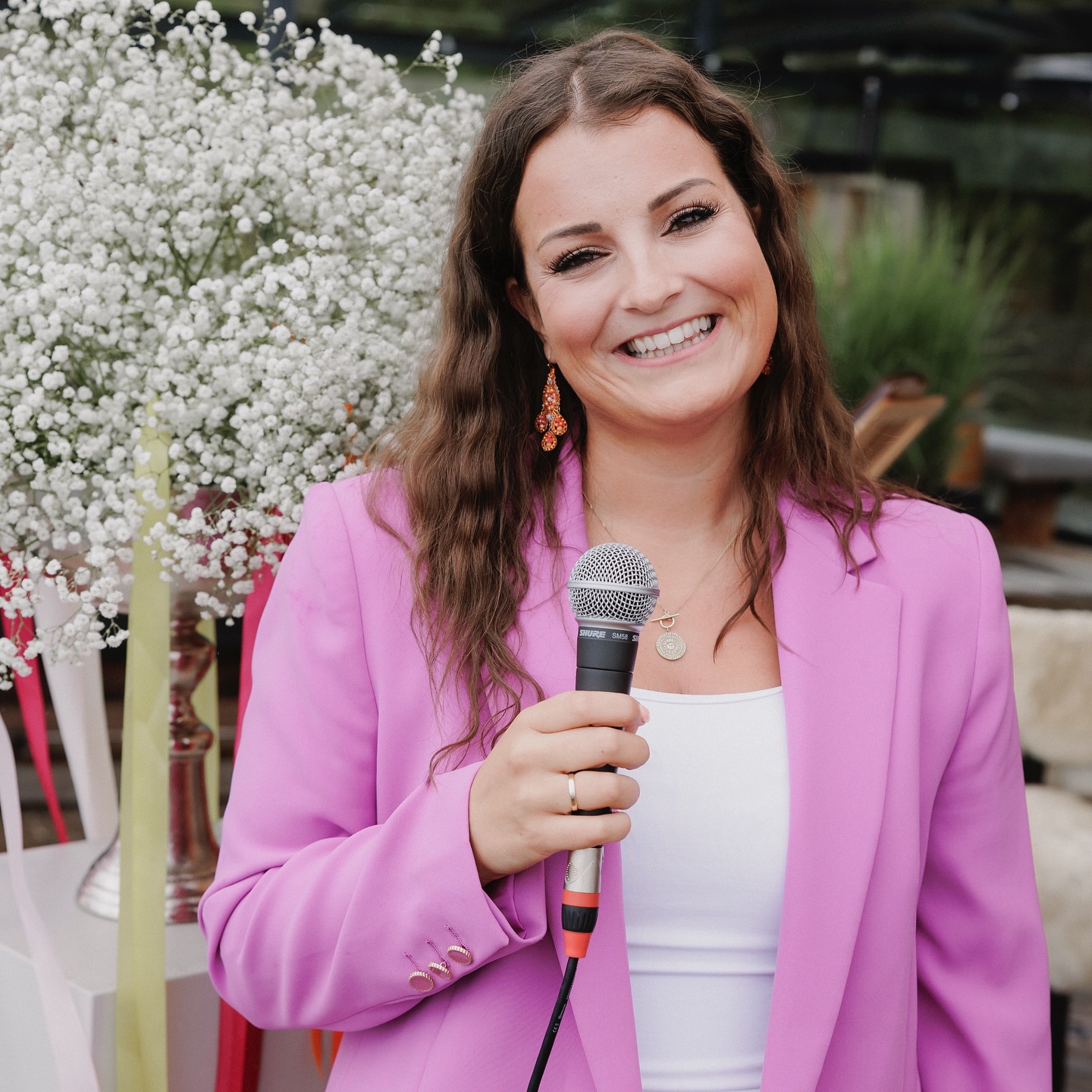 2025 ist echt a unglaublich besonderes Jahr 💛
I habe schon 17 😱😳🤯 von 20 Trauungen begleitet
17 Geschichten,
17 Herzensmomente,
17 Tage, die i nie vergessen werde
17 Mal Gänsehaut, Freudentränen & echtes Glück ✨
Es folgen noch 3 Paare. 3 Geschichten.
Unzählige Tränen, Lacher und Freudentänze.
&&& i sag euch eins, i kann’s kaum erwarten 💛💃
Planung: @ronja.weddings
Location: @_tonialm
Fotografin: @ivoryrose.photography
Trauednerin: @trauworte.at
Deko- & Floristik: @helene_dahladel_floraldesign
Styling: @brautstyling_by_liana
Konditor: @bs.birgit_stotter
Band Empfang & Trauung: @tanjaandrea.musik
Location Getting Ready: @weyerhof
Party: @wildkogel_buam_official
Liveillustratorin: @zettlwirtschaft
Brautkleid: @tinavalerdi_official
Brautpaar: @dani__si_
@mada.casa