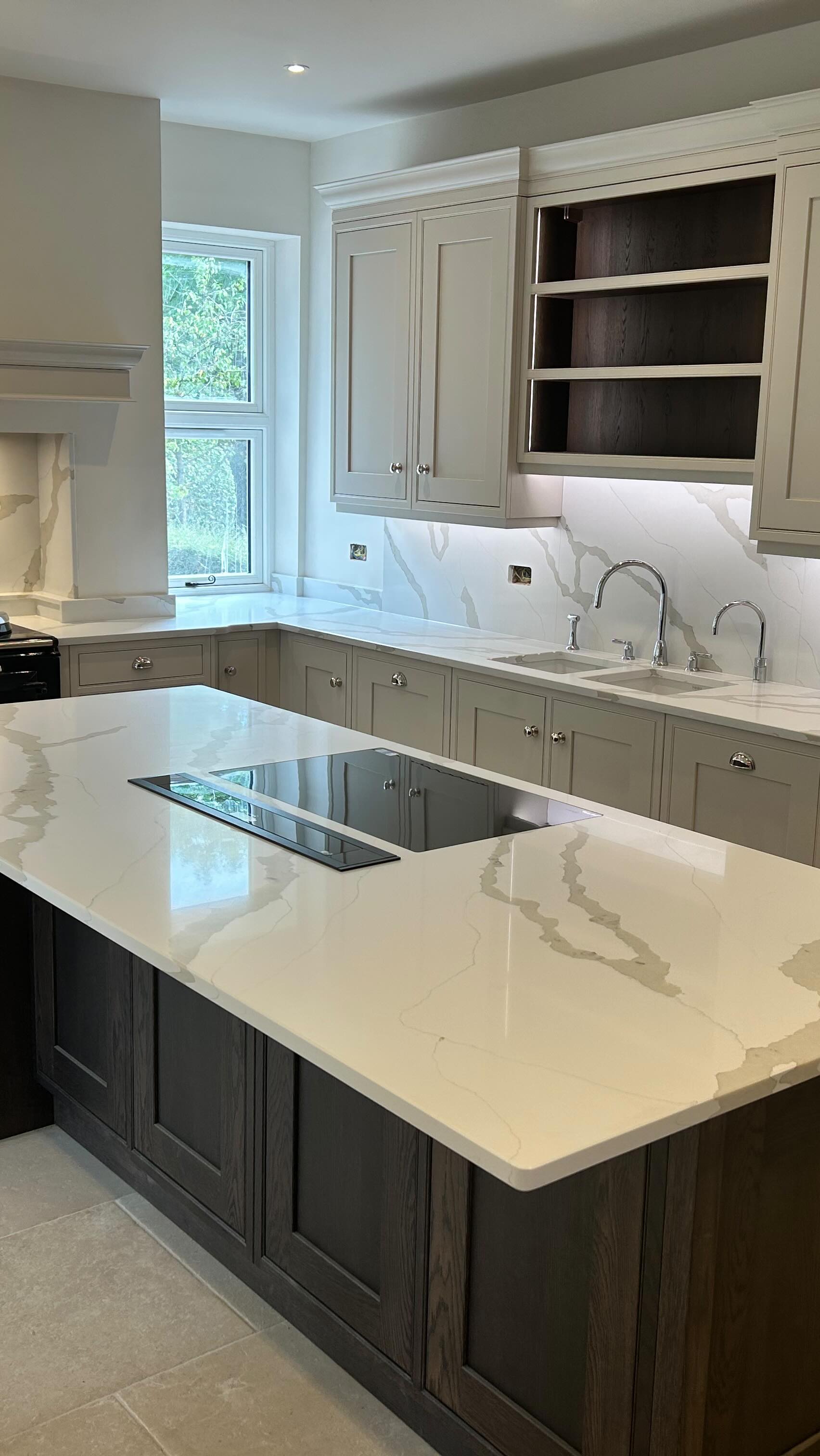 🤩 Stunning kitchen with Portofino Quartz tops, splashbacks and bespoke aga cook shelf, fitted in Weaverham @authentic_kitchens