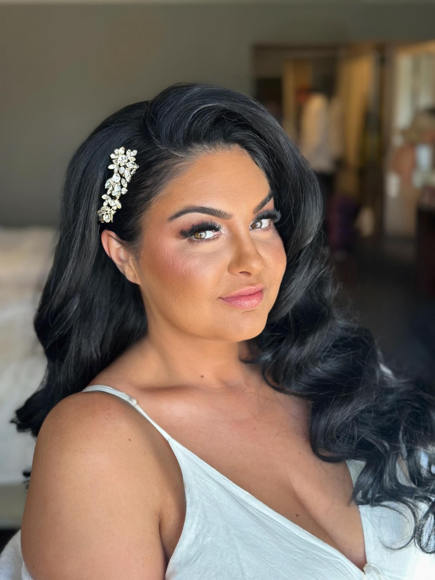 I'm actually DEAD. Gemma is that girl.
Hair by me @alexandraweddingsco
Makeup @sydnimuranaka_mua
Loved these full fluffy Hollywood waves we did today. So gorgeous.
Using
@kykhaircare texture powder
@schwarzkopfusa @schwarzkopfpro OSIS volume up and OSIS Texture spray
@kevin.murphy Antigravity spray
@kenraprofessional hot spray 20
@bedheadbytigi Queen for a Day volume spray with @dysonhairpro
@ghd_northamerica @ghdhair @ghdhairpro 1" curling iron
@taiffbrasil crimping texture iron