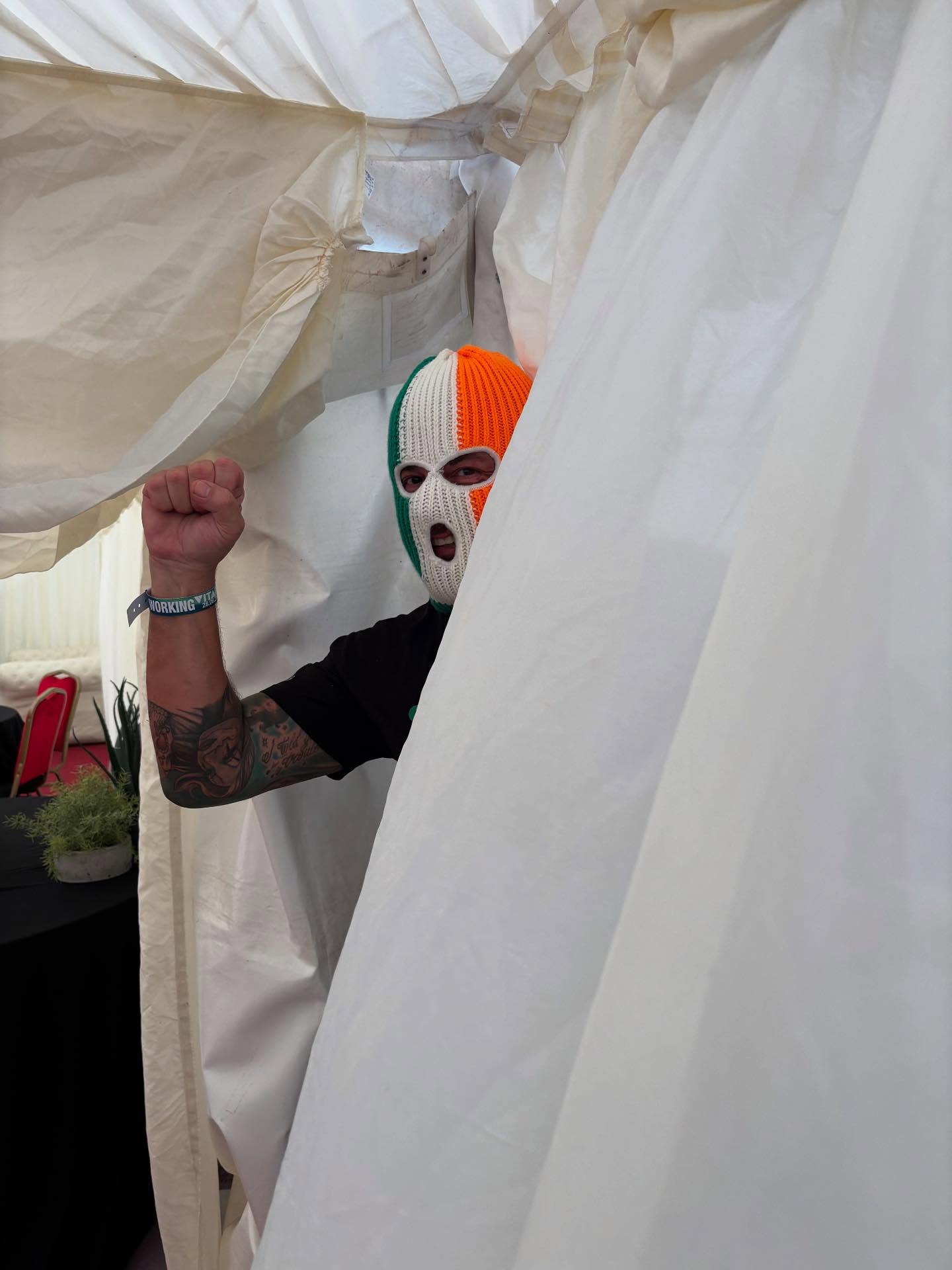 💛 Vital day 2…. What a finish to summer season! From @deaddadsclubofficial @chalkband to @kneecap32 beats to @fontainesband fire, day two had it all 🎶🔥 On our stage? Lamb racks stacked high and Balfego bluefin tuna, halibut, crab and lobster pie taking the spotlight 🐟🍴 #ItsAllGravy #VitalBelfast #festival #freepalestine🇵🇸❤️🤲 #itsallgravybaby 🤘