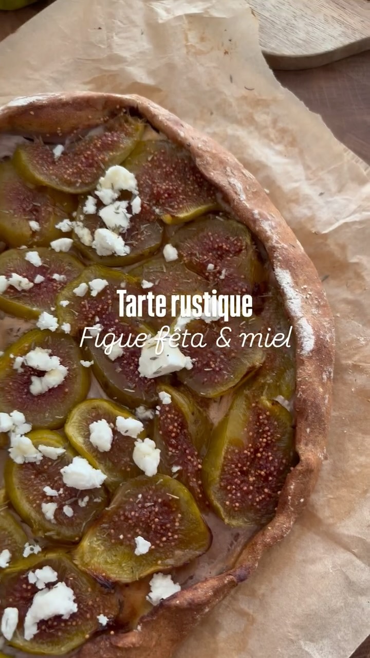 Tarte rustique figue fêta & miel 🍯🥧
Entre l’été et l’automne, cette tarte est vraiment délicieuse 🤤
Pour la pâte :
- 240g de farine T65
- 100g de formage blanc
- 1 œuf
- sel, poivre et du thym !!
Pour la garniture :
- une dizaine de figues
- 2 cas de ricotta
- un peu de fêta émietté
- un filet de miel
- du thym
➡️ Préparer votre pâte en mélangeant les ingrédients jusqu’à former une boule (bien la pétrir et ne pas hésiter à ajouter un peu de farine si trop collante !) et laissez au frais 20 min.
➡️Étaler votre pâte sur du papier sulfurisé et tartiner la ricotta. Ajouter les figues coupés et enfournez 30 min à 180°C.
➡️ Ajouter en sortie de cuisson la fêta et le miel puis assaisonnez avec le thym et dégustez 😋
Et toi, tu aimes les figues ?
#recette#recettedujour#recettesaine#ideerecette#ideesrecettes#food#healthy#healthybodyhealthymind#healthyfoods#foodstagram#foodie#food#diet#figue#tarte#miam#yumm#for#insta#instamood#instapic#instafood#instagram#bienmanger#pertedepoids#pertedepoidssaine