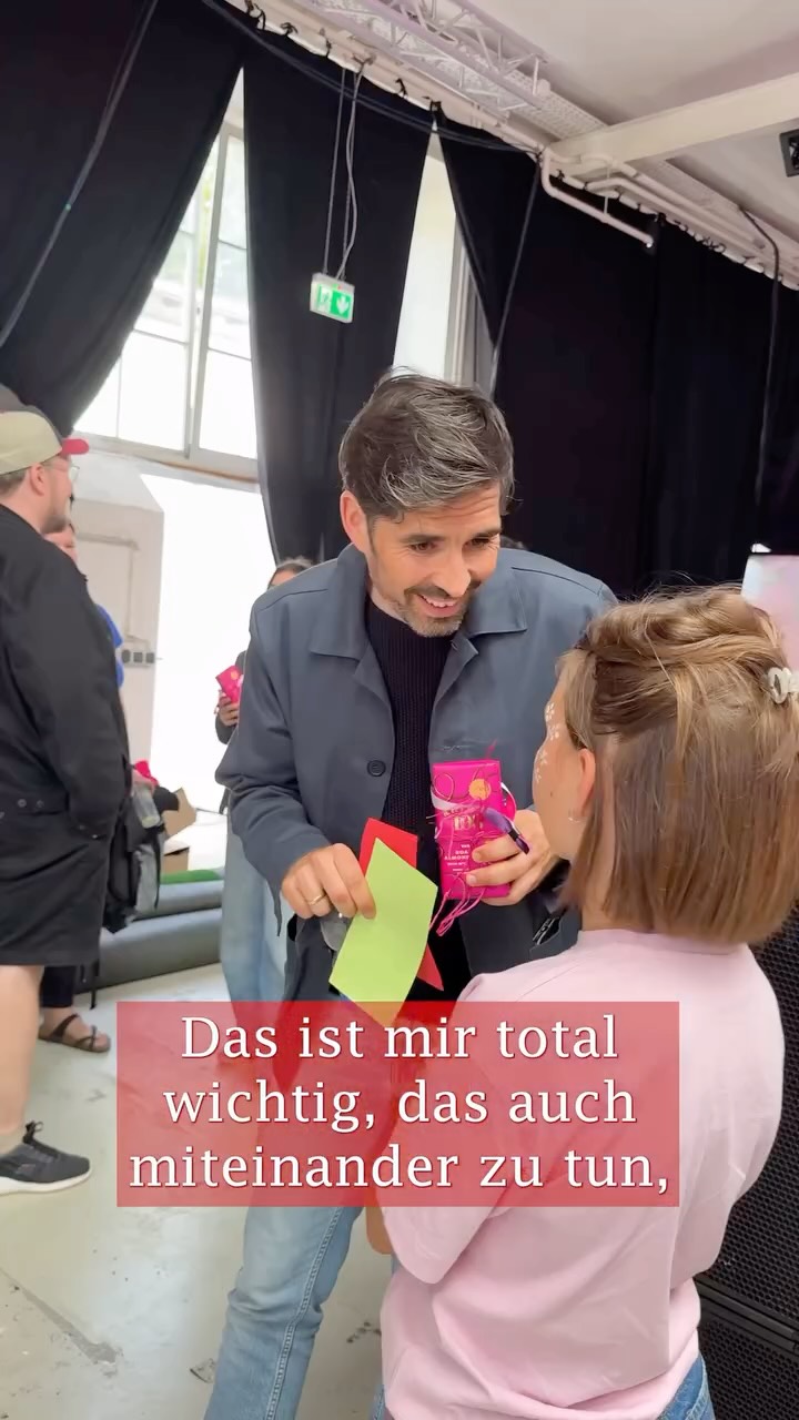 Machen wir die Zukunft Pink. Geben wir unseren Kinder und Jugendlichen Zuversicht und die Möglichkeit, mitzugestalten. Sie verdienen ihren Raum für Gestaltung. Sie verdienen Erwachsene und Entscheidungsträger:innen, die ihre Perspektiven hören und mit einbinden sowie berücksichtigen. Es geht um ihre Zukunft, die wir gemeinsam gestalten sollten, um sie so auch gernerationengerecht zu unserer gemeinsamen Zukunft zu machen. Darüber habe ich viel beim Pink Future Festival mit jungen Menschen gesprochen, Kunstbeiträge erlebt und Lust auf Zukunft gespürt. Danke, dass ich euer Schirmherr sein durfte und jeden Tag aufs Neue motiviert mit Euch gestalten darf.
#pinkfuture #festival #jugend #kinder #partizipation #demokratie #bildung #schule #zukunft #sventeuber #trier