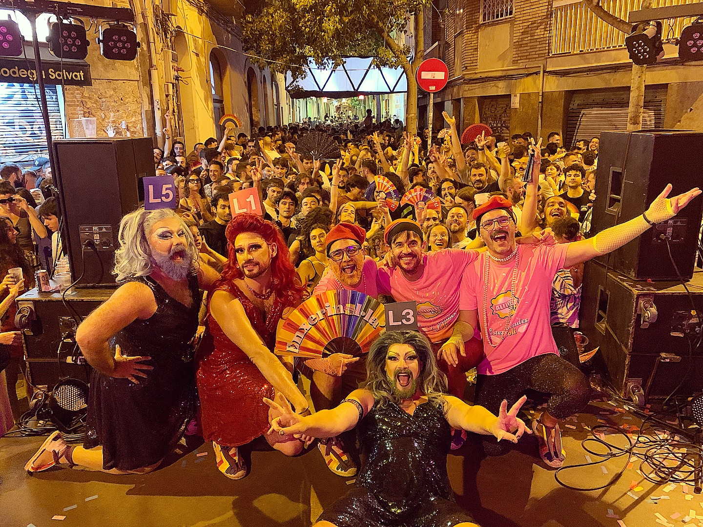 🎉 SOU MOLT GRAANSSSSS! 🎊
La nostra gira d’estiu ha acabat amb una traca final increïble al carrer Sagunt durant la Festa Major de Sants. Gràcies a la confiança i l'enxerinolament de la @comissiosagunt 💥
Gràcies de tot cor 🏳️🌈🫶🏼🏳️⚧️ per fer-nos sentir com a casa, a en @xarxacat per escalfar l’ambient com mai, al públic per omplir el carrer de gom a gom, per ballar-ho tot, per cantar a ple pulmó i per donar-ho tot amb una festa de les que no s’obliden! 🔥
💛 Gràcies a totes les persones que heu vingut, a la comissió per convidar-nos 5 anys, als tècnics Manel i Rafel per posar-ho tot tan fàcil a dalt i a baix de l’escenari i a tothom 🫶🏼 que ha fet possible una nit tan especial.
Etiqueta als comentaris ⬇️ amb amb qui vas venir i a qui vols enxerinolar per a la propera!
Ens veiem més aviat del que us penseu i abans no pugueu dir "l'enxerinolat que es desenxerinoli, mal enxerinolat estarà!" Cuideu-vos, no atureu la festa 🥳🍾👯♂️, no abaratiu els somnis d'aquest estiu i que visqui per sempre la bona gent! 💪🏻
ENXERINOL·LA’T! 💃🕺
Molt aviat publicarem el nostre nou tema rumbero que hem preparat especialment per la gira 2️⃣0️⃣2️⃣5️⃣ i que fins ara ha sigut per tota aquella gent que ens han seguit en directe. Estigueu atents i cordeu-vos bé les sabetes que segur que us torna la ballaruga!
Segueix-nos si encara no ho has fet! 😜
La xerinola està assegurada!!!!