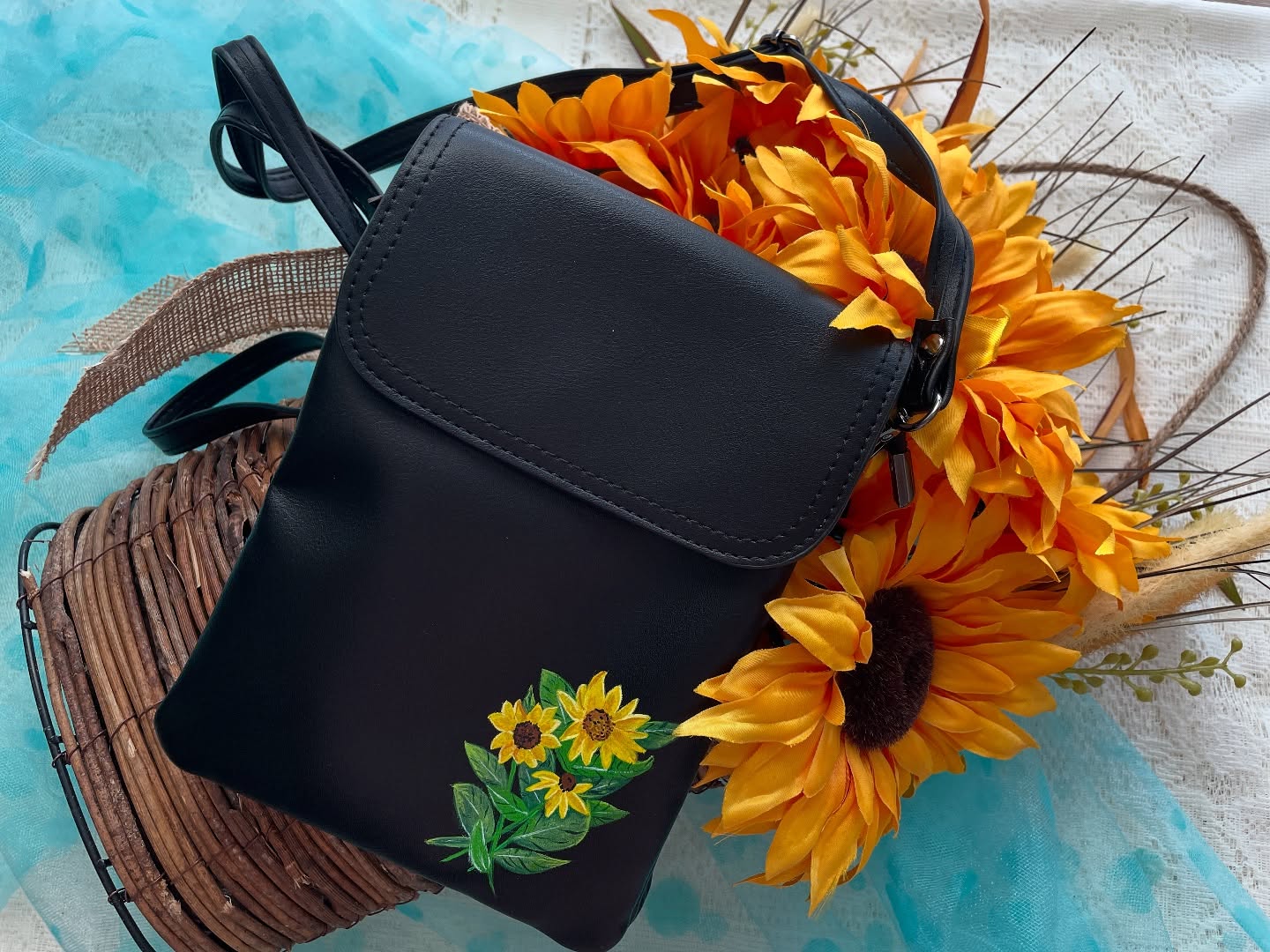 HAND PAINTED VEGAN LEATHER BAGS❤️ Maybe you prefer vegan leather handbags versus leather? I’ll have those too! Visit me this weekend in Chester, NJ.
Fall Craft Show- Main Street
September 6 & 7 10-5pm www.sixteensisters.com #rosesquared #chesternjmainstreet #handpaintedveganleather #fallfashion2025